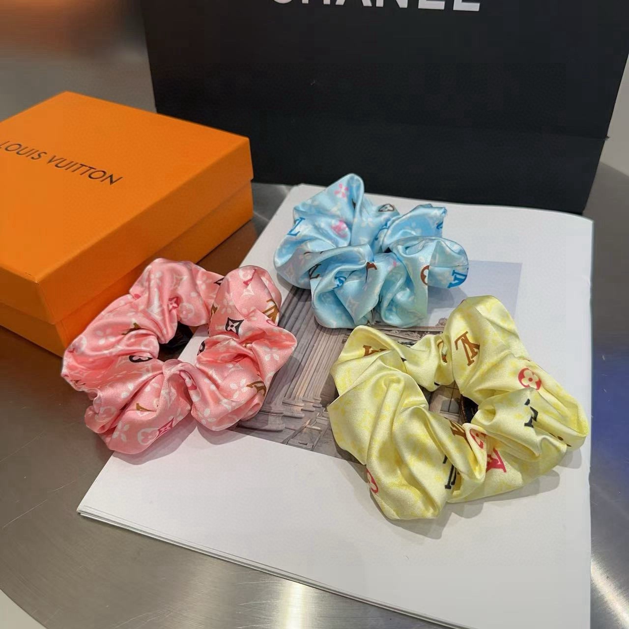 NO:813888,P Comes with a packaging box Louis Vuitton's new hair tie, a refreshing summer touch!  Simple and elegant, especially eye-catching!  Super popular small items hairpins, hairpins, louis vuitton, louis vuitton, louis vuitton, louis vuitton, hairpins19860909P 配包装盒 Louis Vuitton (路易威登)驴家新品发圈,夏日小清新！简单大气,特别吸睛！超火爆小单品发夹,发夹,louis vuitton,louis vuitton,louis vuitton,louis vuitton,hairpins,accessory