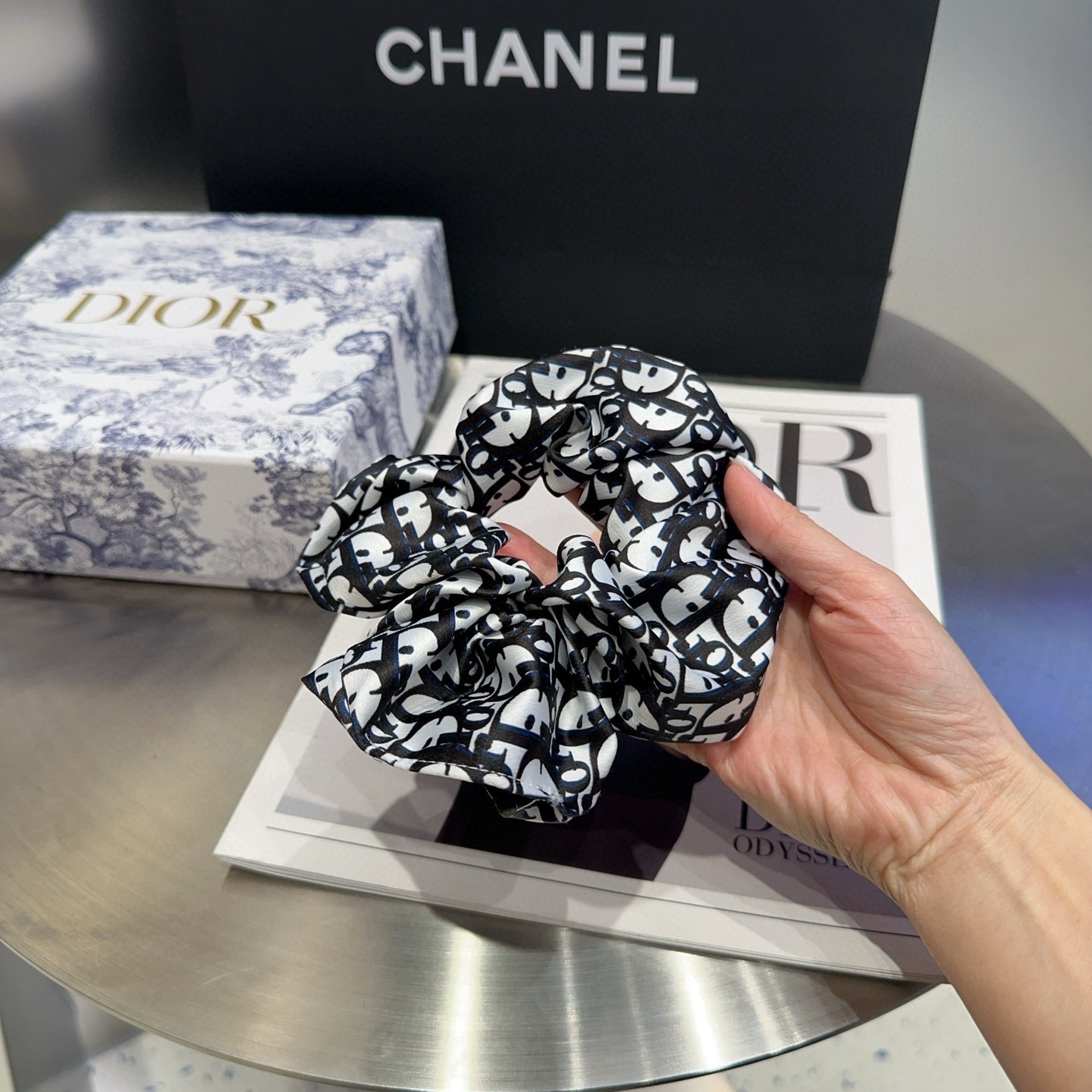 NO:894880,P Comes with packaging box Dior's new CD hair band, simple, practical and fashionable!  A must-have for little fairies...hairpins, hair clips, dior, dior, hairpins19860909P 配包装盒 Dior（迪奥）新款CD发圈,简单实用 时尚潮流！小仙女必备…发夹,发夹,dior,dior,hairpins,accessory