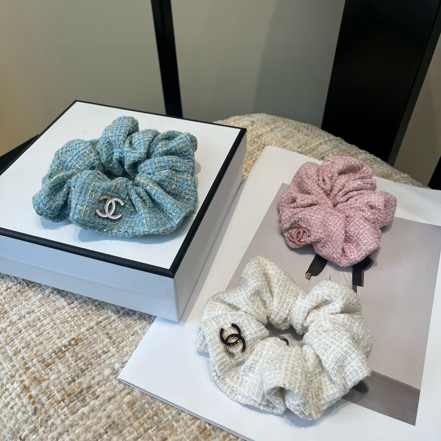 NO:894990,P Comes with a packaging box. Chanel’s latest small and popular style hair tie, super pretty!  Full of celebrity style, a must-have for little fairies...hairpins, hairpins, chanel, chanel, hairpins19860909P 配包装盒 Chanel (香奈儿)最新款小香爆款发圈,超级好看！名媛范儿十足,小仙女必备…发夹,发夹,chanel,chanel,hairpins,accessory