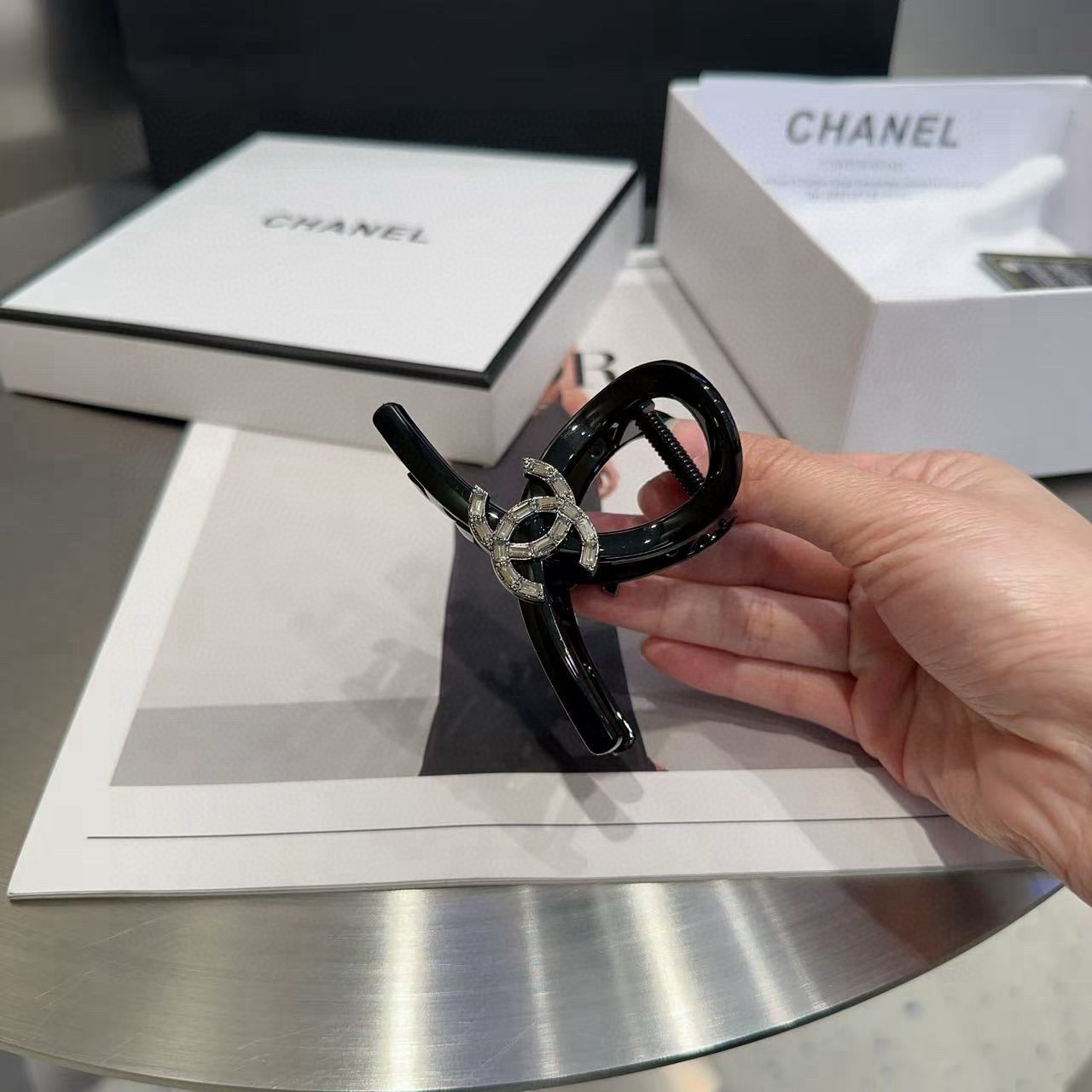 NO:895040,P Comes with a packaging box. Chanel's latest small incense clip, simple and practical, fashionable and trendy!  Must-have hairpins for young ladies, hair clips, chanel, chanel, hairpins19860909P 配包装盒 Chanel (香奈儿)最新小香八字抓夹,简单实用,时尚潮流！小姐姐必备单品发夹,发夹,chanel,chanel,hairpins,accessory