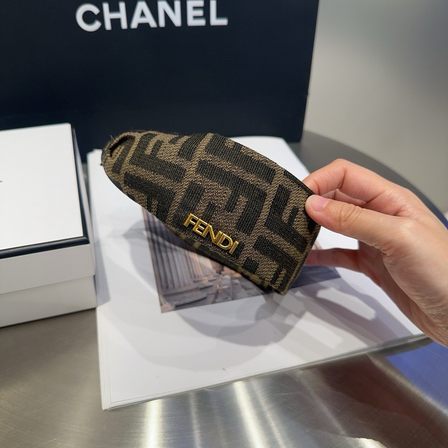 NO:894907,P Comes with a packaging box FENDI's new F wide-brimmed headband, with a retro temperament, simple and versatile!  The young lady closed her eyes and entered... hairpins, hairpins, fendi, fendi, hairpins19860909P 配包装盒 FENDI（芬迪）新款F宽边发箍,复古气质美,简约百搭！小姐姐闭眼入…发夹,发夹,fendi,fendi,hairpins,accessory