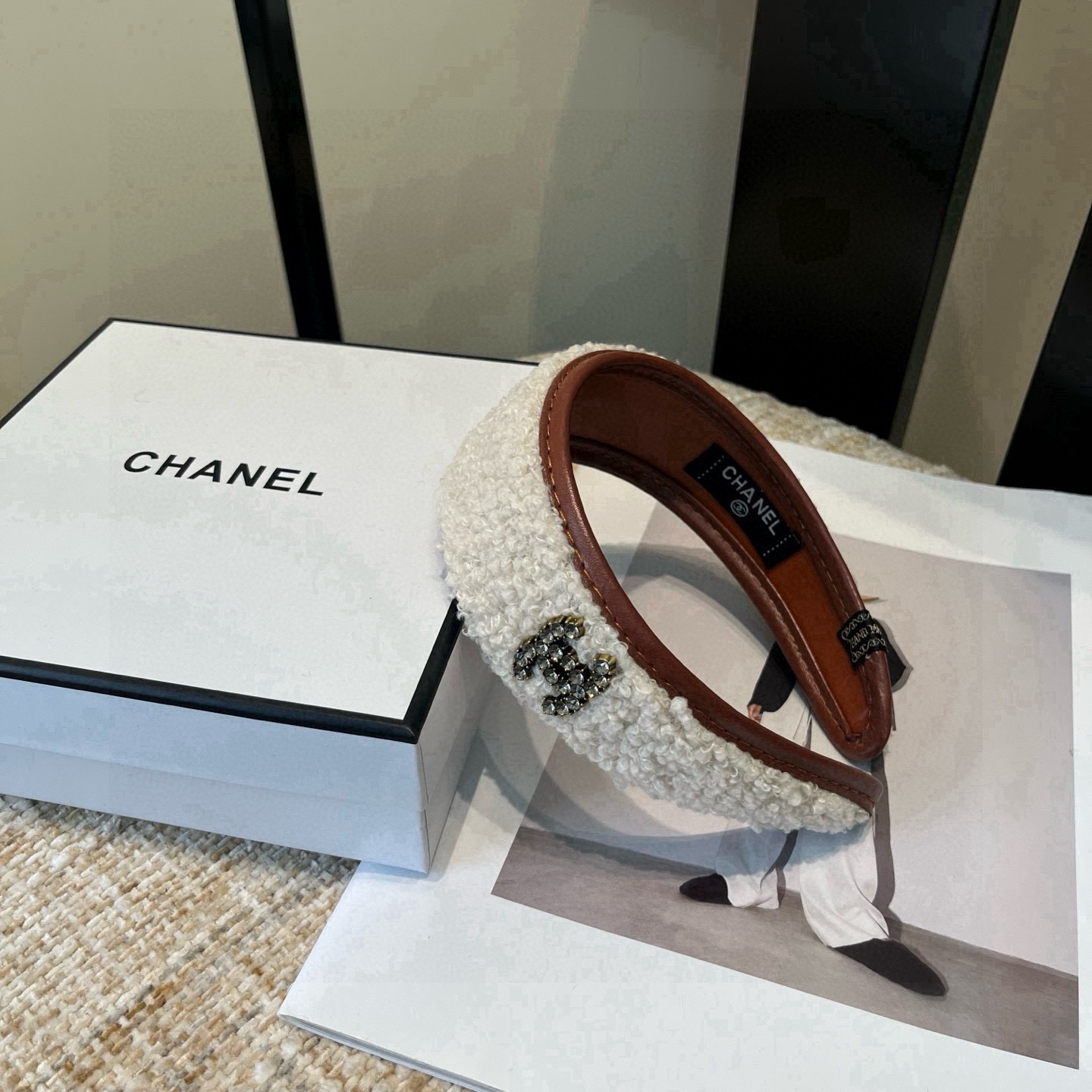 NO:894971,P Comes with a packaging box. Chanel’s latest small scented headband, super pretty!  Full of ladylike style, a must-have for little fairies... hairpins, hairpins, chanel, chanel, hairpins19860909P 配包装盒 Chanel (香奈儿)最新款小香发箍,超级好看！名媛范儿十足,小仙女必备… 发夹,发夹,chanel,chanel,hairpins,accessory