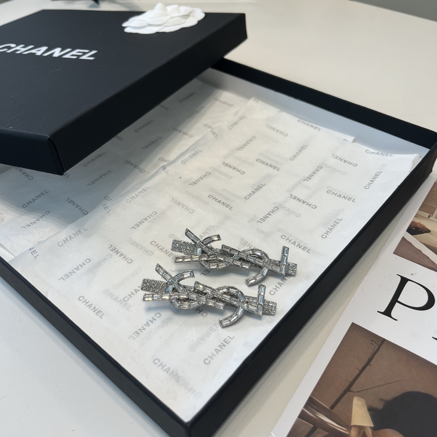 NO:895063,P Comes with packaging box (pair) YSL (Yves Saint Laurent) latest side clip bangs clip, ladylike style and beauty, fashionable and versatile, not too good-looking hairpins, hairpins, saint laurent, saint laurent, hairpins19860909P 配包装盒（一对） YSL（圣罗兰）最新款边夹刘海夹,名媛风气质美,时尚百搭,不要太好看了发夹,发夹,saint laurent,saint laurent,hairpins,accessory