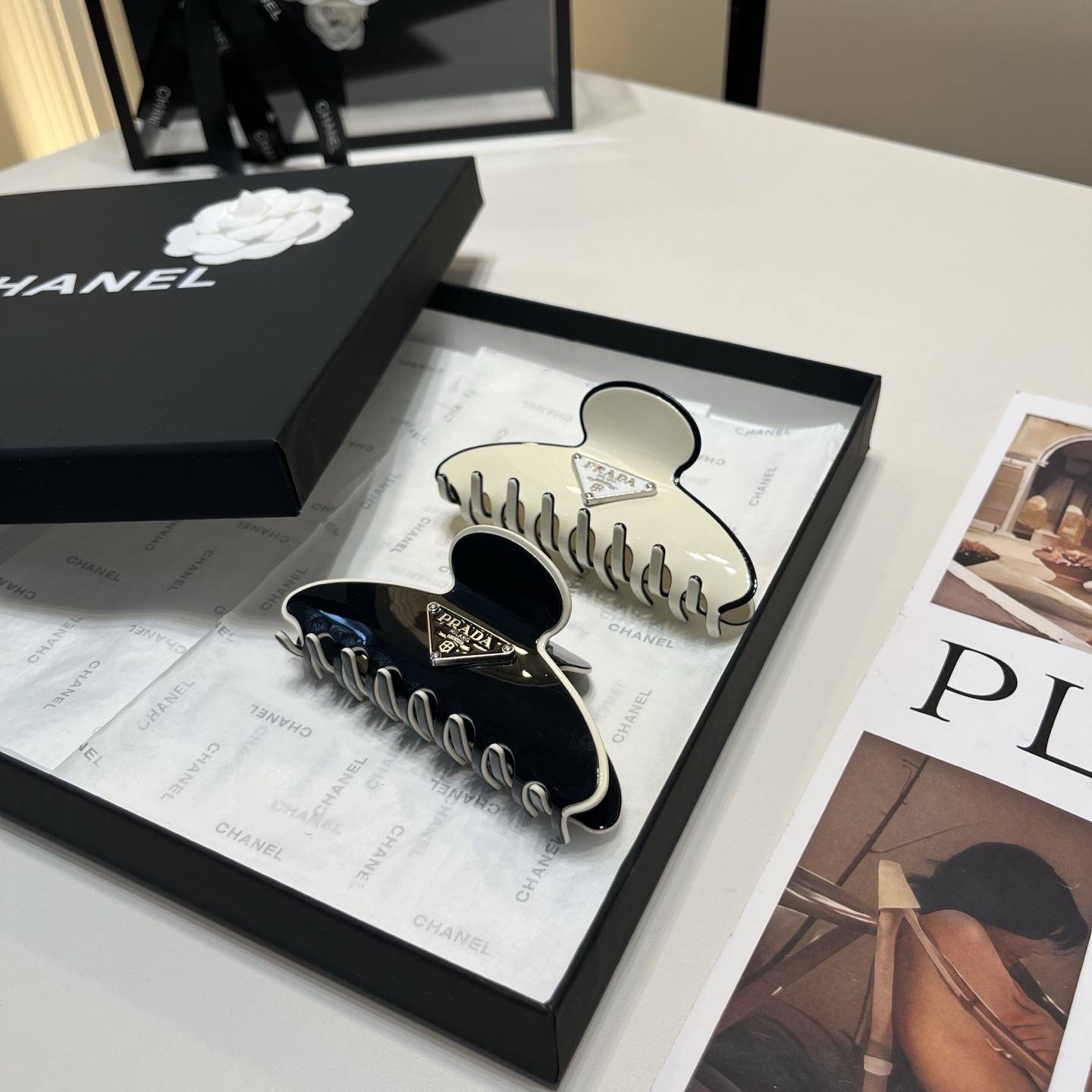 NO:881513,P Comes with a packaging box PRADA’s latest gripper, simple and practical, fashionable and versatile!  Necessary hairpins for young ladies, hairpins, prada, prada, hairpins19860909P 配包装盒 PRADA（普拉达）最新款抓夹,简单实用,时尚百搭！小姐姐必备发夹,发夹,prada,prada,hairpins,accessory