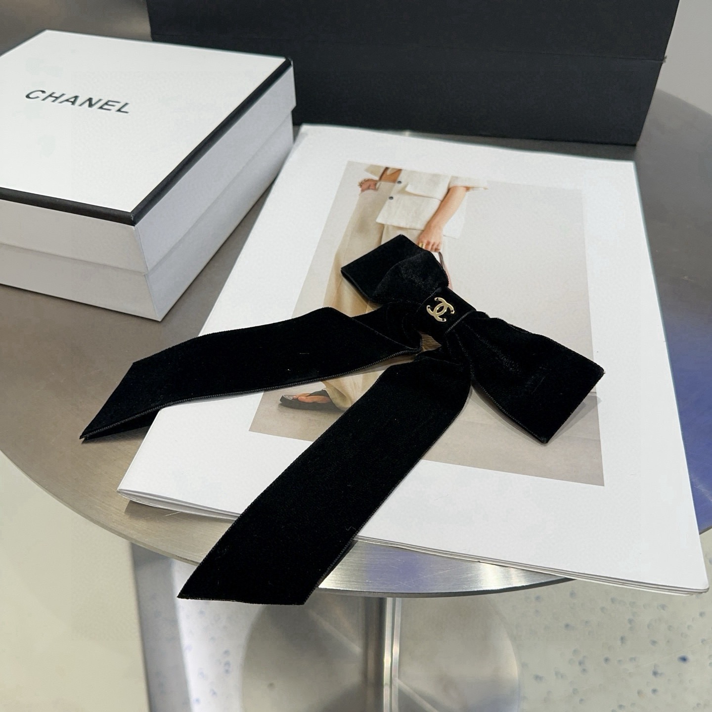 NO:895010,P with packaging box Chanel (Chanel) popular small fragrance spring clip, the same style at the counter, the elegant little fairy looks over, it is worth buying a hairpin, hairpin, chanel, chanel, hairpins19860909P 配包装盒 Chanel（香奈儿）火爆款小香弹簧夹,专柜同款,优雅的小仙女看过来,值得入手一款发夹,发夹,chanel,chanel,hairpins,accessory