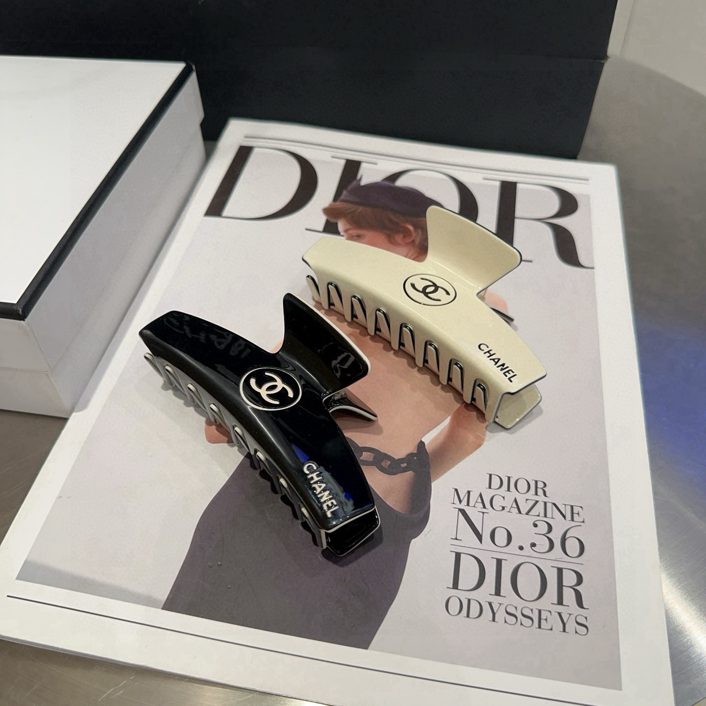 NO:941549,P Comes with a packaging box. Chanel's latest small fragrance grabber, super pretty!  Full of celebrity style, a must-have for little fairies...hairpins, hairpins, chanel, chanel, hairpins19860909P 配包装盒 Chanel (香奈儿)最新款小香爆款抓夹,超级好看！名媛范儿十足,小仙女必备…发夹,发夹,chanel,chanel,hairpins,accessory