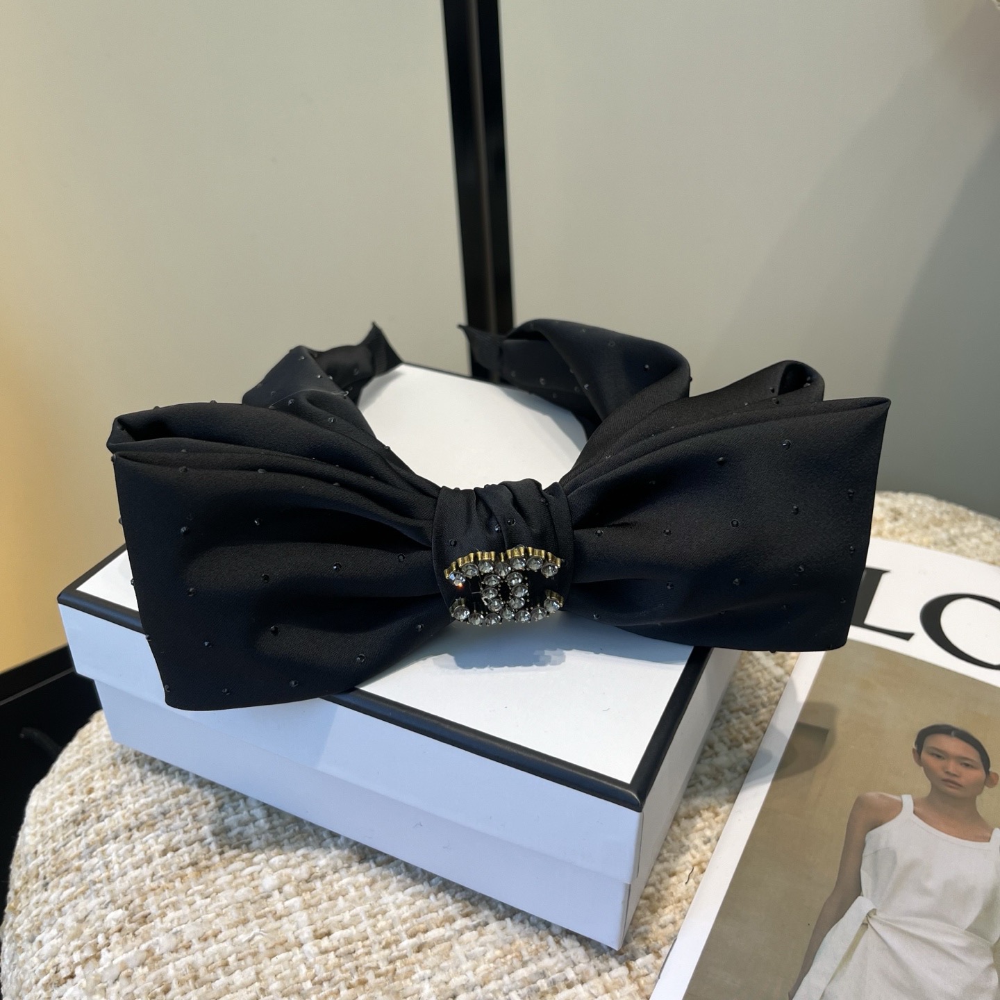 NO:894997,P Comes with a packaging box. Chanel’s latest small scented headband, super pretty!  Full of celebrity style, a must-have for little fairies...hairpins, hairpins, chanel, chanel, hairpins19860909P 配包装盒 Chanel (香奈儿)最新款小香发箍,超级好看！名媛范儿十足,小仙女必备…发夹,发夹,chanel,chanel,hairpins,accessory