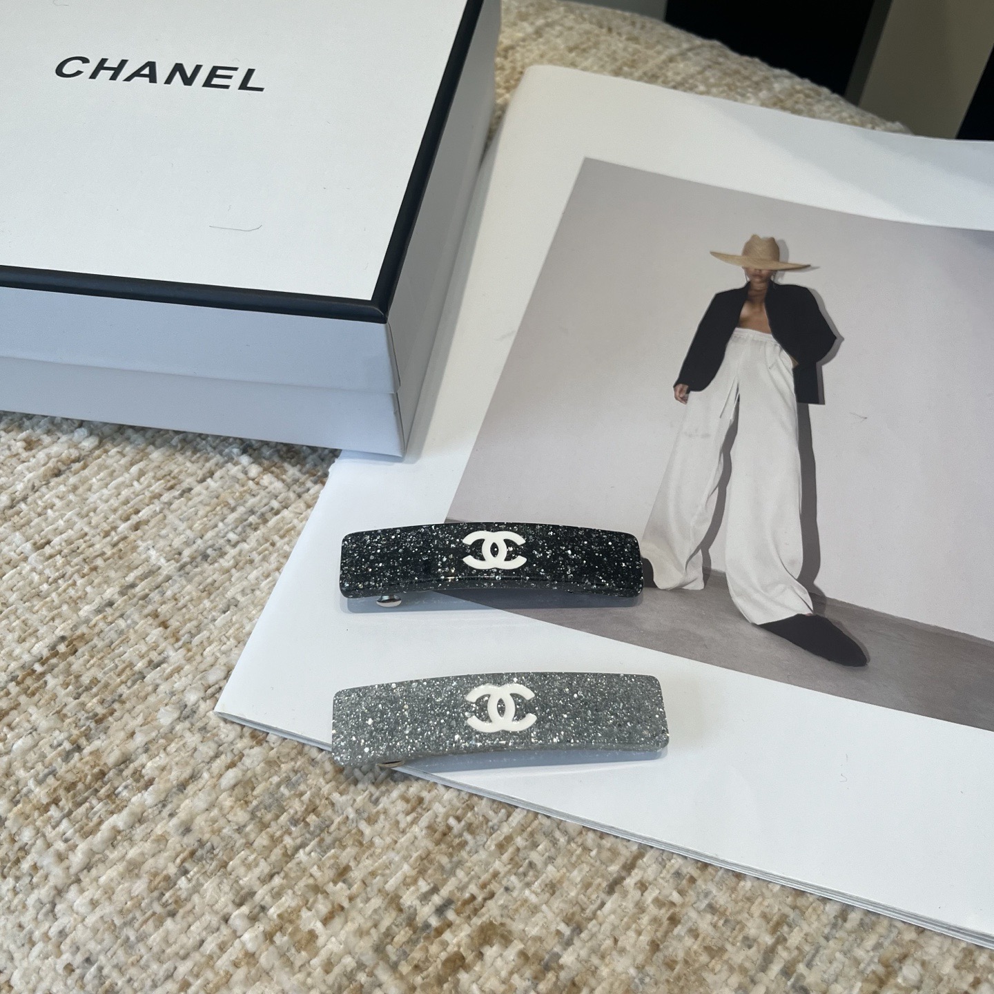 NO:895048,P Comes with packaging box (single) Chanel (Chanel) latest small fragrant edge clip bangs clip, simple and practical, fashionable and trendy!  Must-have hairpins for young ladies, hair clips, chanel, chanel, hairpins19860909P 配包装盒（单个） Chanel (香奈儿)最新小香边夹刘海夹,简单实用,时尚潮流！小姐姐必备单品发夹,发夹,chanel,chanel,hairpins,accessory
