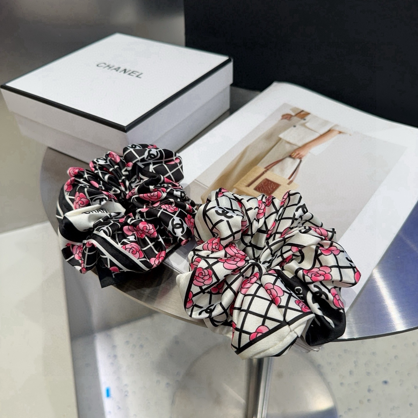 NO:941530,P with packaging box CHANEL (Chanel) latest small scented hair tie, fashionable and versatile. A must-have hairpin for little fairies, hairpins, chanel, chanel, hairpins19860909P 配包装盒 CHANEL（香奈儿）最新款小香发圈,时尚百搭.小仙女必备发夹,发夹,chanel,chanel,hairpins,accessory