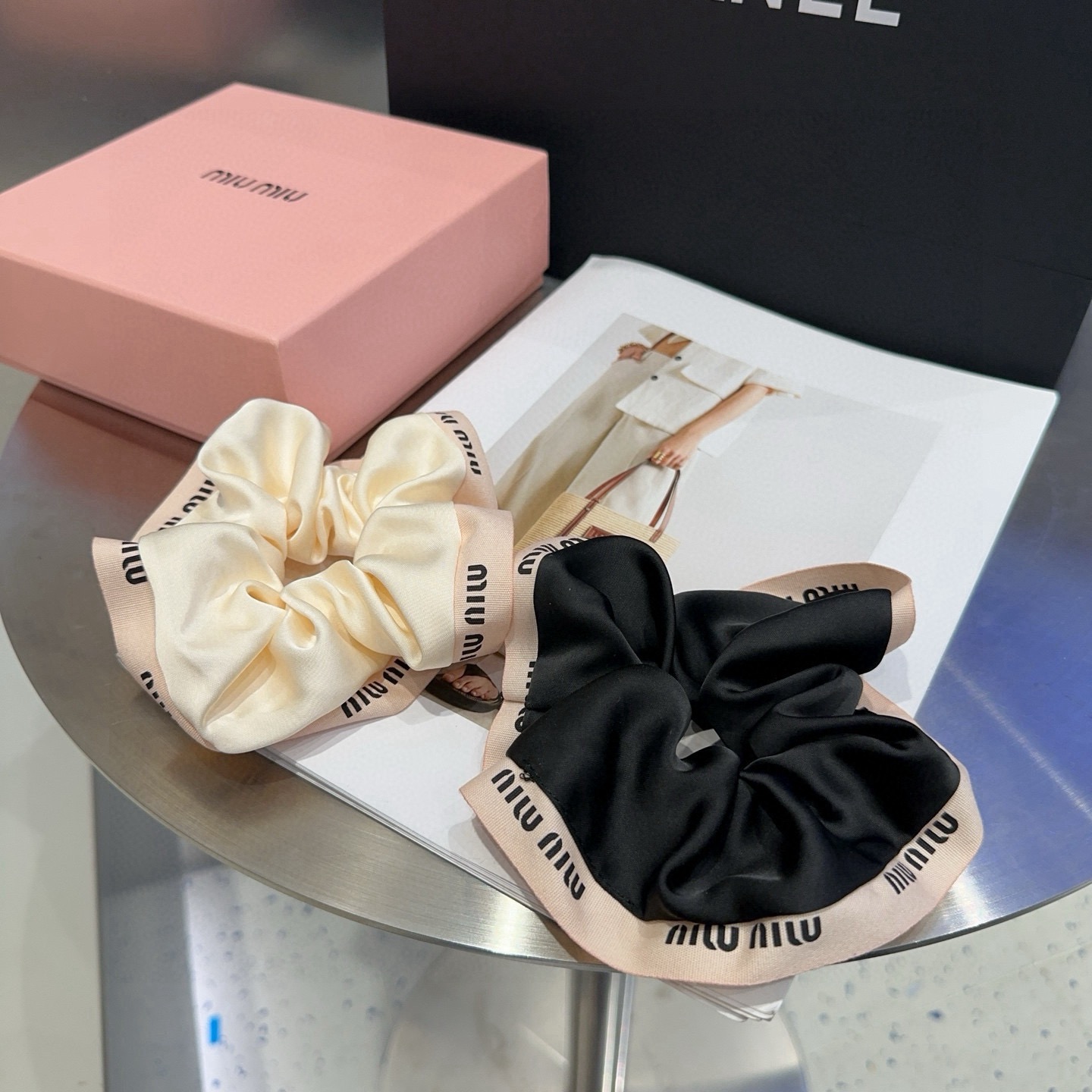 NO:941474,P Comes with packaging box miumiu's new letter hair tie, simple and elegant, practical and versatile, very worth buying hairpins, hairpins, miumiu, hairpins19860909P 配包装盒 miumiu新款字母发圈,简单优雅,实用百搭,非常值得入手发夹,发夹,miumiu,hairpins,accessory
