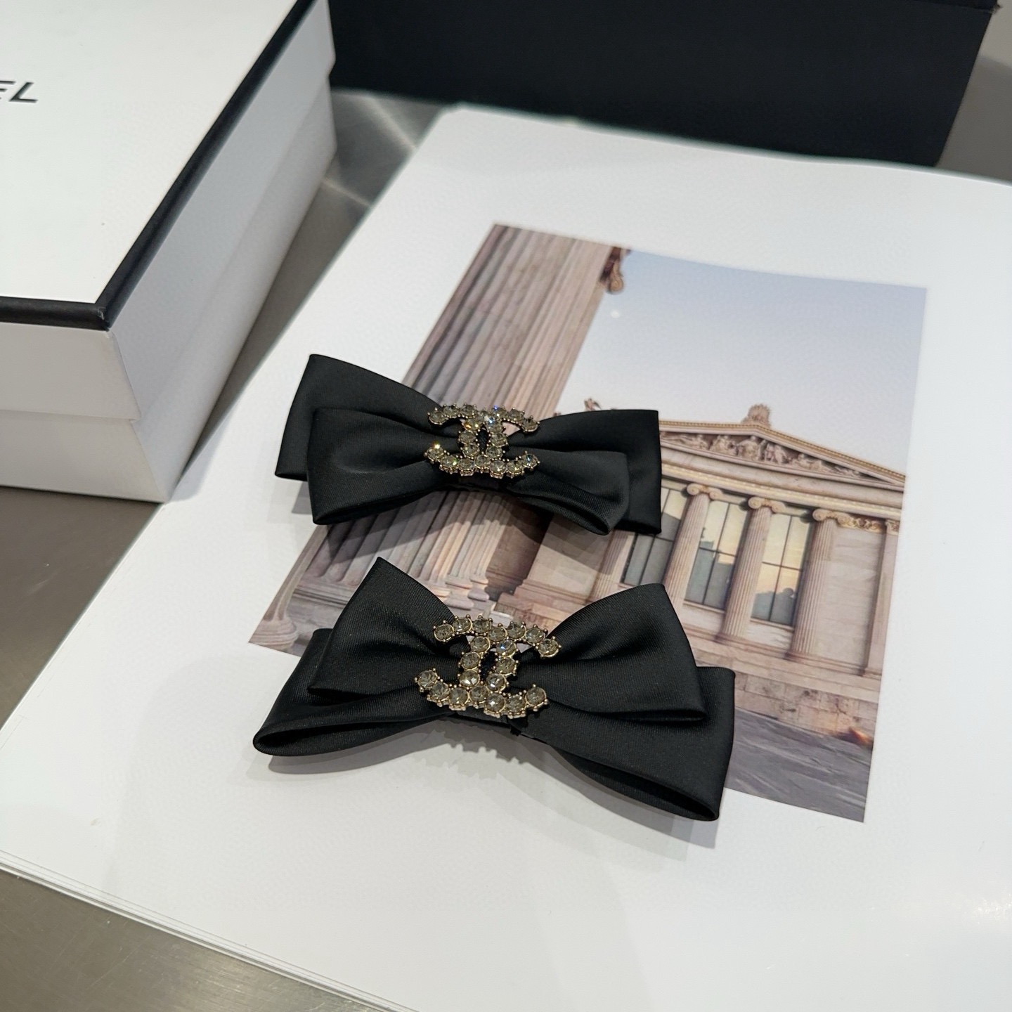 NO:941618,P Comes with packaging box (one pair) Chanel's latest small and popular bangs clip, a beautiful one!  The real thing looks better, a must-have for little fairies...hairpins, hairpins, chanel, chanel, hairpins19860909P 配包装盒（一对） Chanel (香奈儿)最新小香爆款刘海夹,绝美的一款！实物更好看 ,小仙女必备…发夹,发夹,chanel,chanel,hairpins,accessory