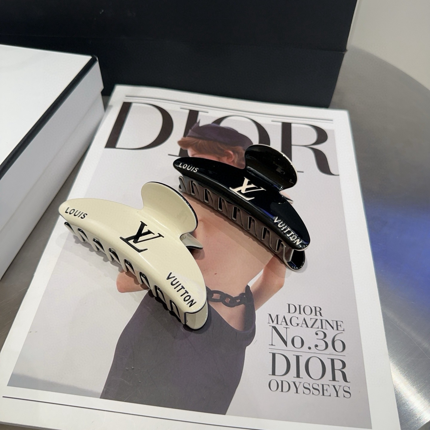 NO:941610,P Comes with a packaging box. Louis Vuitton's new product gripper, classic LV logo, simple and elegant, especially eye-catching!  Super popular small items hairpins, hairpins, louis vuitton, louis vuitton, louis vuitton, louis vuitton, louis vuitton, hairpins19860909P 配包装盒 Louis Vuitton (路易威登)驴家新品抓夹,经典LV标志,简单大气,特别吸睛！超火爆小单品发夹,发夹,louis vuitton,louis vuitton,louis vuitton,louis vuitton,louis vuitton,hairpins,accessory