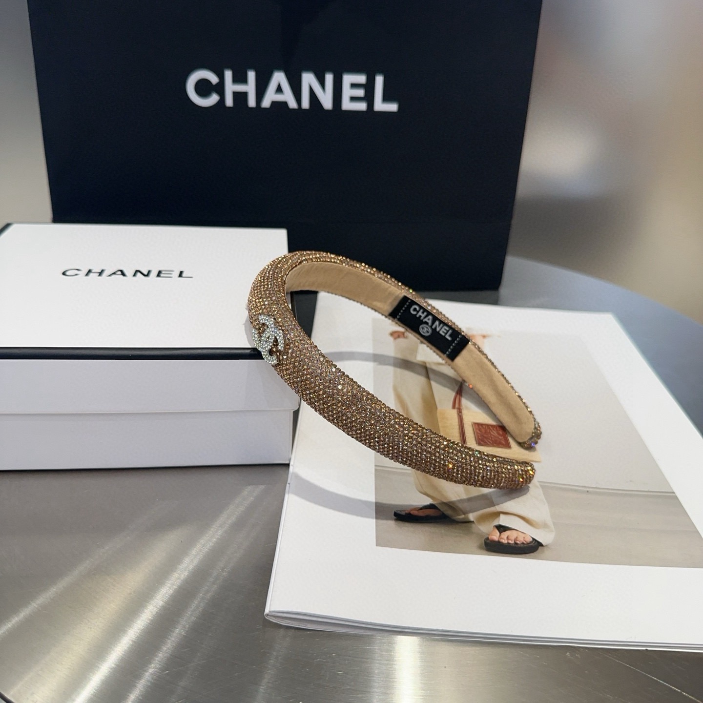 NO:941501,P Comes with a packaging box. Chanel’s latest small and popular diamond headband, super pretty!  Full of celebrity style, a must-have for little fairies...hairpins, hairpins, chanel, chanel, hairpins19860909P 配包装盒 Chanel (香奈儿)最新款小香爆款钻石发箍,超级好看！名媛范儿十足,小仙女必备…发夹,发夹,chanel,chanel,hairpins,accessory