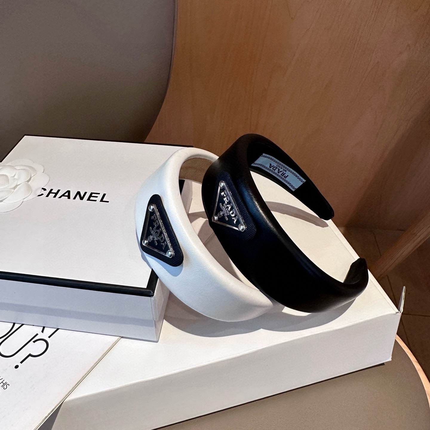 NO:941507,P Comes with a packaging box PRADA’s popular headband is here!  Recommended by internet celebrities!  The elegant young lady is worth buying. It is very easy to match. It has temperament and taste. Hairpins, hairpins, prada, prada, hairpins19860909P 配包装盒 PRADA（普拉达）爆款发箍来啦！ 网红推荐！优雅的小姐姐值得入手 非常好搭配 气质有品位发夹,发夹,prada,prada,hairpins,accessory