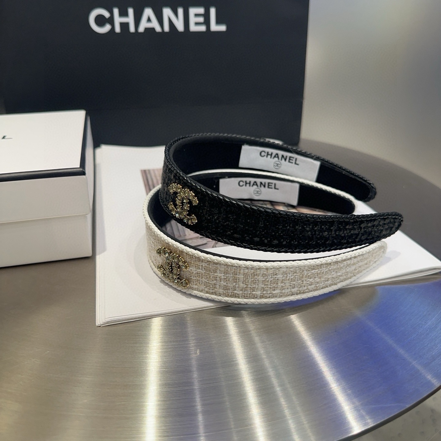 NO:941525,P Comes with a packaging box. Chanel’s latest small and popular headband, super pretty!  Full of celebrity style, a must-have for little fairies...hairpins, hairpins, chanel, chanel, hairpins19860909P 配包装盒 Chanel (香奈儿)最新款小香爆款发箍,超级好看！名媛范儿十足,小仙女必备…发夹,发夹,chanel,chanel,hairpins,accessory