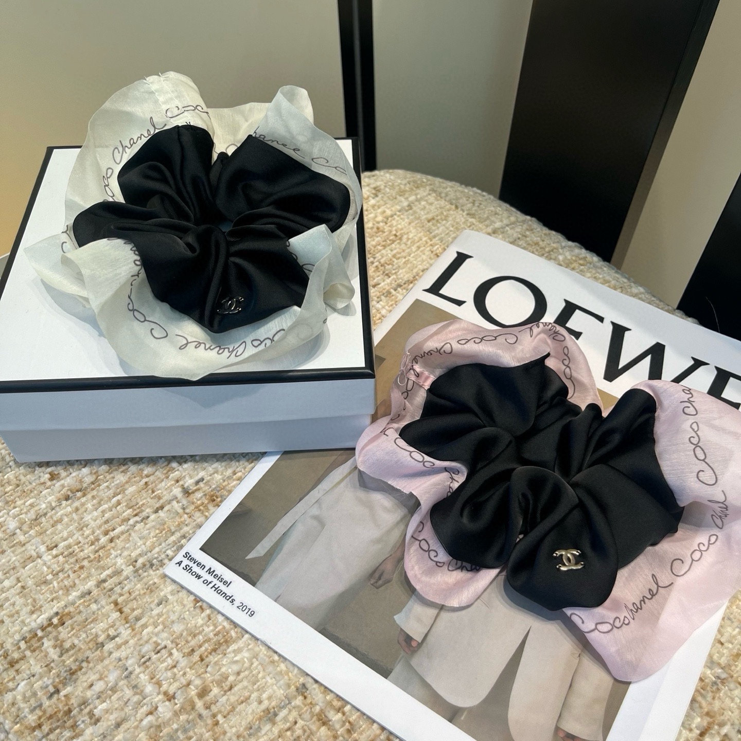 NO:941532,P Comes with a packaging box. Chanel’s latest small and popular style hair tie, super pretty!  Full of celebrity style, a must-have for little fairies...hairpins, hairpins, chanel, chanel, hairpins19860909P 配包装盒 Chanel (香奈儿)最新款小香爆款发圈,超级好看！名媛范儿十足,小仙女必备…发夹,发夹,chanel,chanel,hairpins,accessory