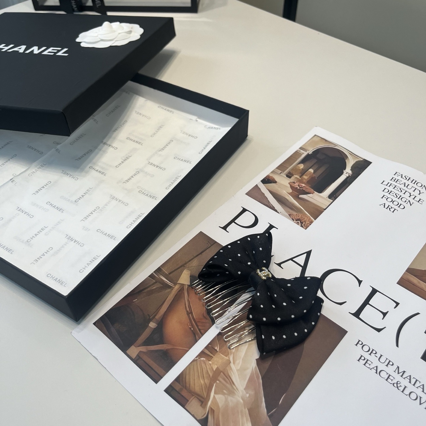 NO:941538,P Comes with packaging box (single) Chanel's latest small shampoo dot bow hair comb, a beautiful one!  A must-have for little fairies...hairpins, hair clips, chanel, chanel, hairpins19860909P 配包装盒（单个） Chanel (香奈儿)最新小香波点蝴蝶结发梳,绝美的一款！小仙女必备…发夹,发夹,chanel,chanel,hairpins,accessory