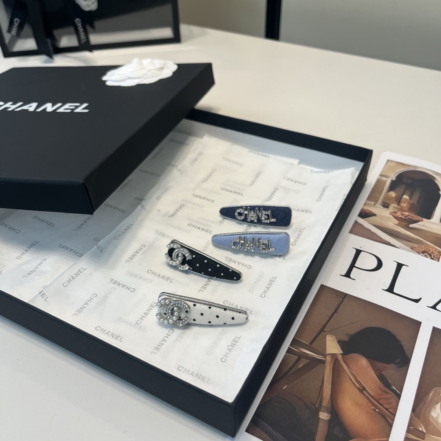 NO:941639,P Comes with packaging box (single) Chanel's latest small and popular bangs clip, a beautiful one!  The real thing looks better, a must-have for little fairies...hairpins, hairpins, chanel, chanel, hairpins19860909P 配包装盒（单个） Chanel (香奈儿)最新小香爆款刘海夹,绝美的一款！实物更好看 ,小仙女必备…发夹,发夹,chanel,chanel,hairpins,accessory