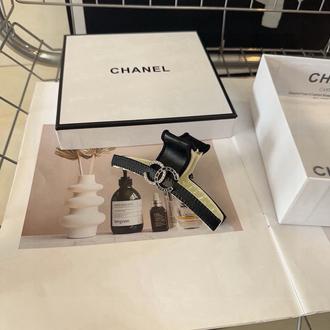 NO:881509,P with packaging box Chanel (Chanel) latest small fragrance gripper, simple and versatile, fashionable and trendy product. The little fairy closes her eyes and puts in the hairpin, hairpin, chanel, chanel, hairpins19860909P 配包装盒 Chanel（香奈儿）最新款小香抓夹,简单百搭,时尚潮品 小仙女闭眼入发夹,发夹,chanel,chanel,hairpins,accessory