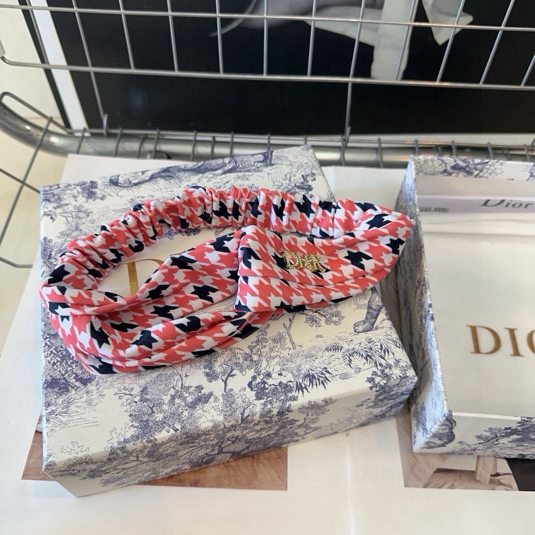 NO:881475,Comes with packaging box Dior's new houndstooth headband, summer fresh series, fashionable and versatile!  Simple and practical, hair clips, hairpins, dior, dior, hairpins are a must-have for young ladies.19860909配包装盒 Dior（迪奥）新款千鸟格发带,夏日小清新系列,时尚百搭！简单实用 小姐姐必备发夹,发夹,dior,dior,hairpins,accessory