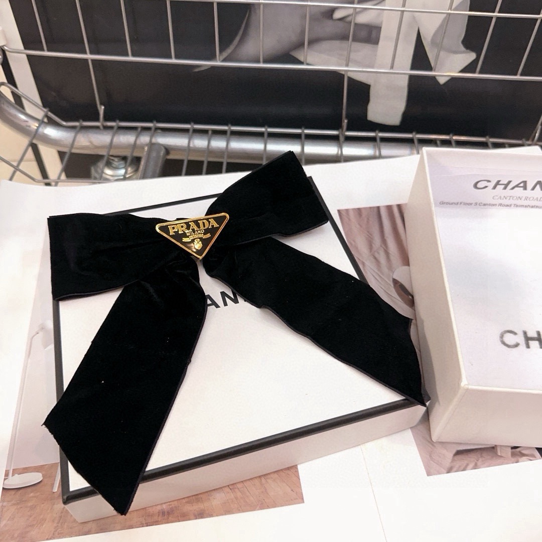 NO:881512,P Comes with a packaging box PRADA’s popular model is here!  Retro classic spring top clip, fashionable and super versatile!  Must-have hairpins for goddesses, hairpins, prada, prada, hairpins19860909P 配包装盒 PRADA（普拉达）爆款来啦！ 复古经典弹簧顶夹,时尚潮流,超级百搭！女神必备单品发夹,发夹,prada,prada,hairpins,accessory