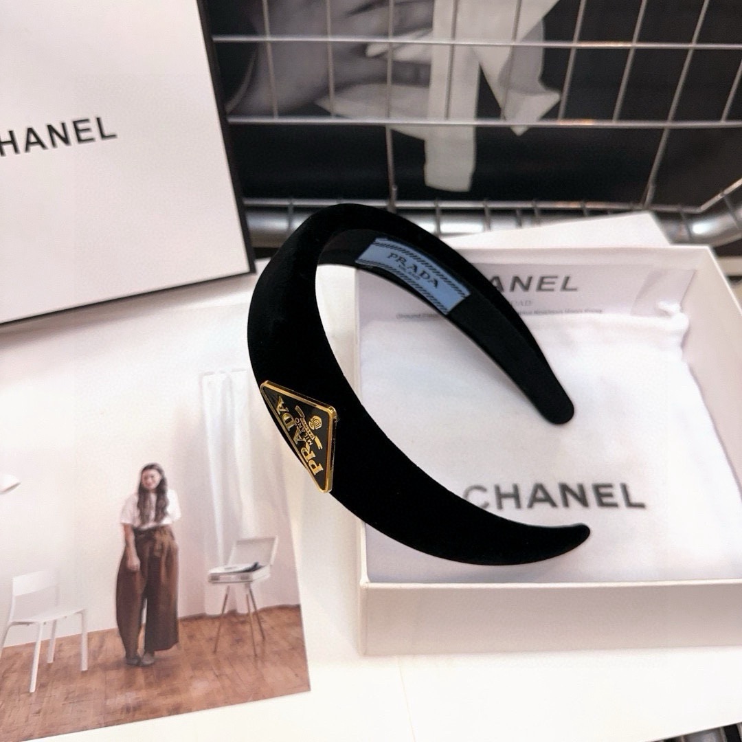 NO:881454,P Comes with a packaging box PRADA’s popular model is here!  Retro classic headband, fashionable and super versatile!  Must-have hairpins for goddesses, hairpins, prada, prada, hairpins19860909P 配包装盒 PRADA（普拉达）爆款来啦！ 复古经典发箍,时尚潮流,超级百搭！女神必备单品发夹,发夹,prada,prada,hairpins,accessory