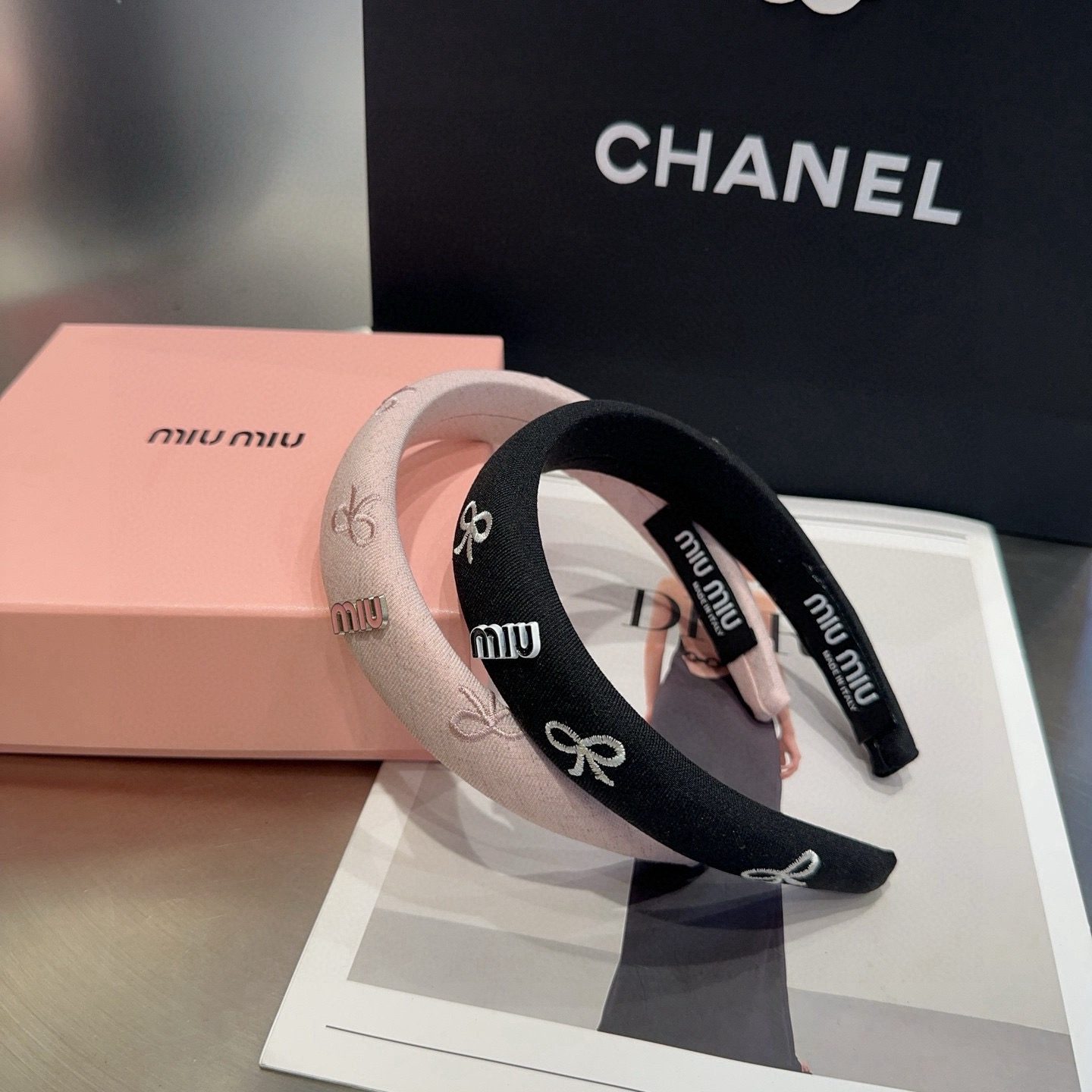 NO:881481,P Comes with a packaging box. Miumiu's new headband is simple, elegant, practical and versatile. It's worth buying!  hairpins,hairpins,miumiu,hairpins19860909P 配包装盒 miumiu新款发箍,简单优雅,实用百搭,值得入手！发夹,发夹,miumiu,hairpins,accessory