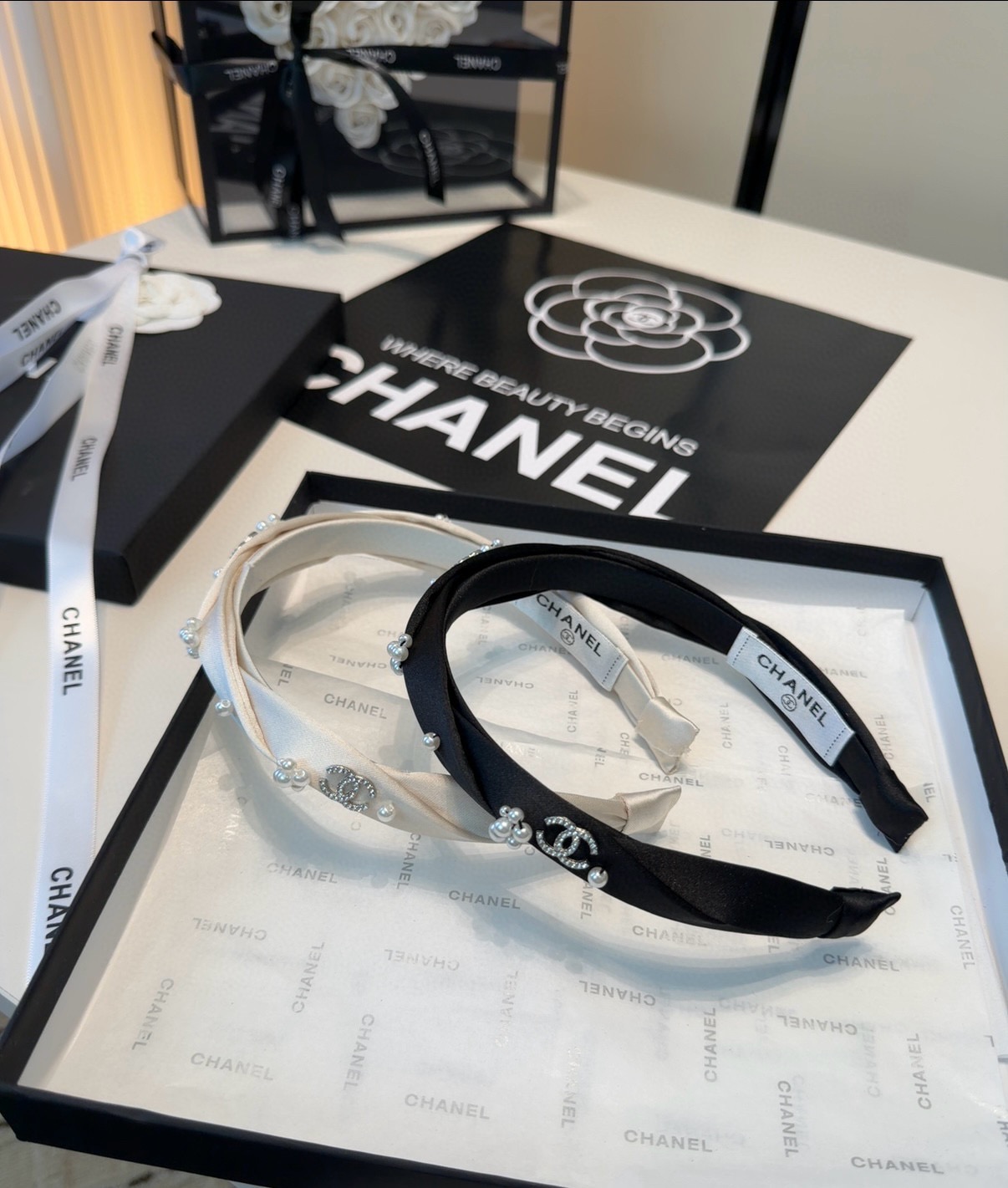 NO:881487,P Comes with a packaging box. Chanel’s latest mini-fragrant headband, super pretty!  Full of celebrity style, a must-have for little fairies...hairpins, hairpins, chanel, chanel, hairpins19860909P 配包装盒 Chanel (香奈儿)最新款小香爆款发箍,超级好看！名媛范儿十足,小仙女必备…发夹,发夹,chanel,chanel,hairpins,accessory