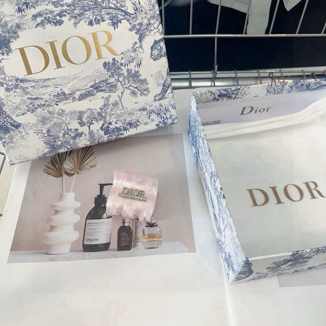 NO:881506,Comes with packaging box Dior (Dior) D's new gripper, summer fresh series, fashionable and versatile!  Simple, practical, and super pretty!  Must-have hairpins for everyone, hairpins, dior, dior, dior, hairpins19860909配包装盒 Dior（迪奥）D家新款抓夹,夏日小清新系列,时尚百搭！简单实用,超级好看！人手必备款发夹,发夹,dior,dior,dior,hairpins,accessory