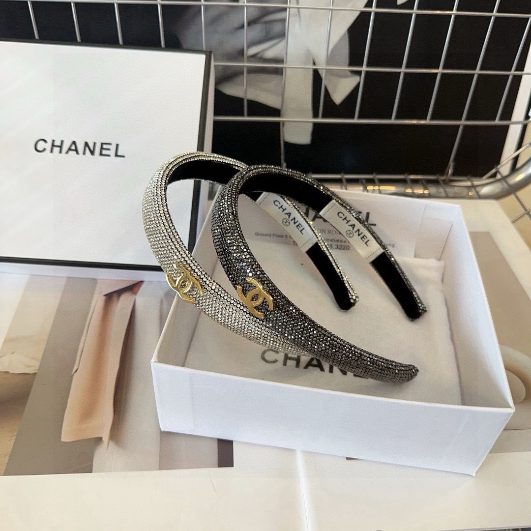 NO:881495,P Comes with a packaging box. Chanel's latest small fragrant headband, full diamond series.  Simple, practical, and fashionable!  A must-have for little fairies...hairpins, hair clips, chanel, chanel, hairpins19860909P 配包装盒 Chanel (香奈儿)最新小香发箍,满钻系列．简单实用,时尚潮流！小仙女必备…发夹,发夹,chanel,chanel,hairpins,accessory