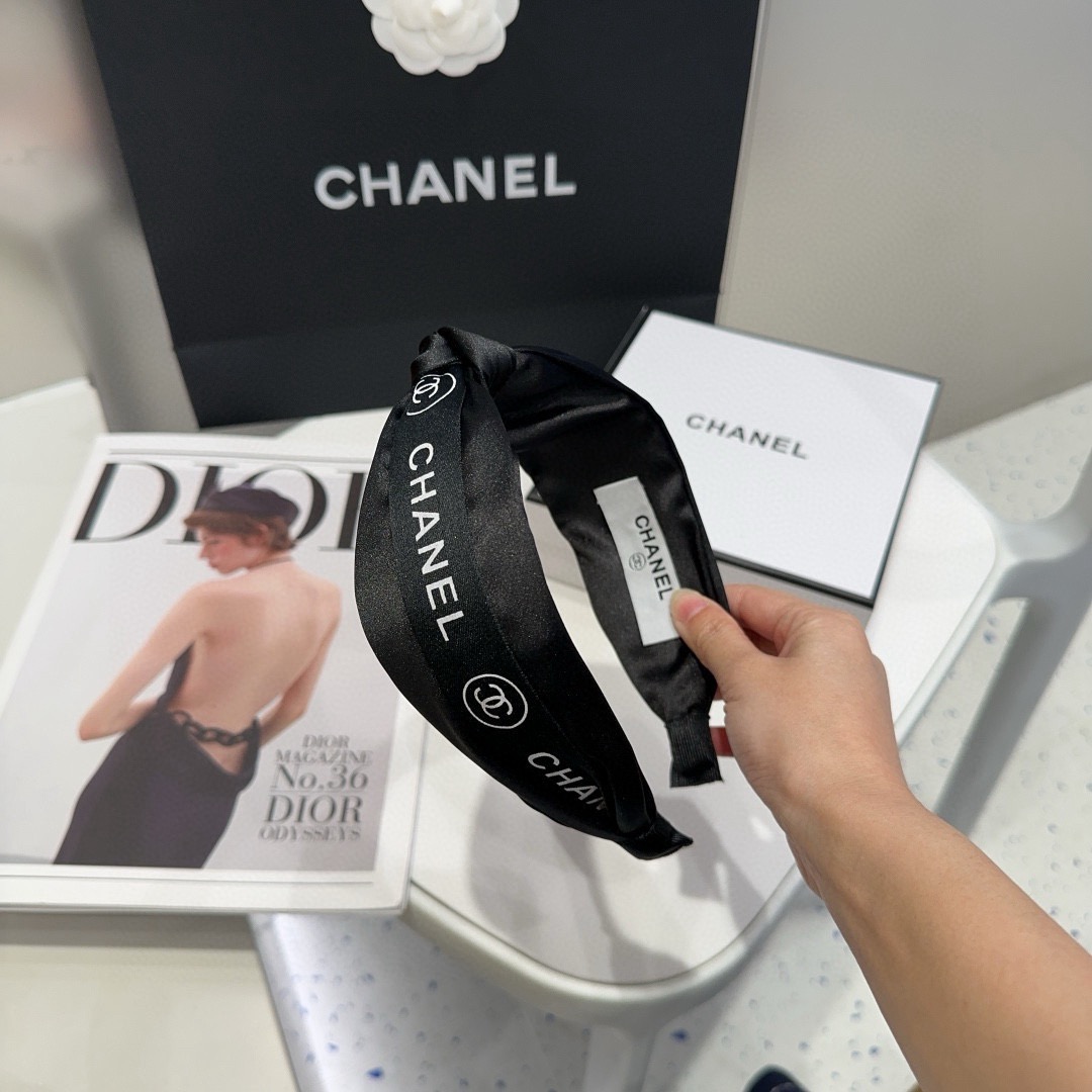 NO:853737,P Comes with a packaging box. Chanel's new scented headband, with shiny little diamonds, is so beautiful!  Goddess must wear hairpins, hairpins, chanel, chanel, hairpins19860909P 配包装盒 Chanel (香奈儿)新款小香发箍,闪亮的小钻石,实在太美了！女神必入哦发夹,发夹,chanel,chanel,hairpins,accessory