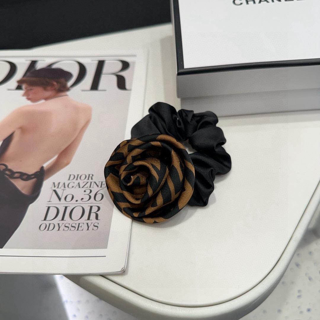 NO:853623,P Comes with a packaging box FENDI's new F hair band, the classic pattern meets roses.  Very nice!  Simple and versatile, the fabric is super comfortable!  The young lady closed her eyes and entered... hairpins, hairpins, fendi, fendi, hairpins19860909P 配包装盒 FENDI（芬迪）新款F发圈,经典花纹碰上玫瑰花．非常好看！简约百搭,面料超级舒服！小姐姐闭眼入…发夹,发夹,fendi,fendi,hairpins,accessory