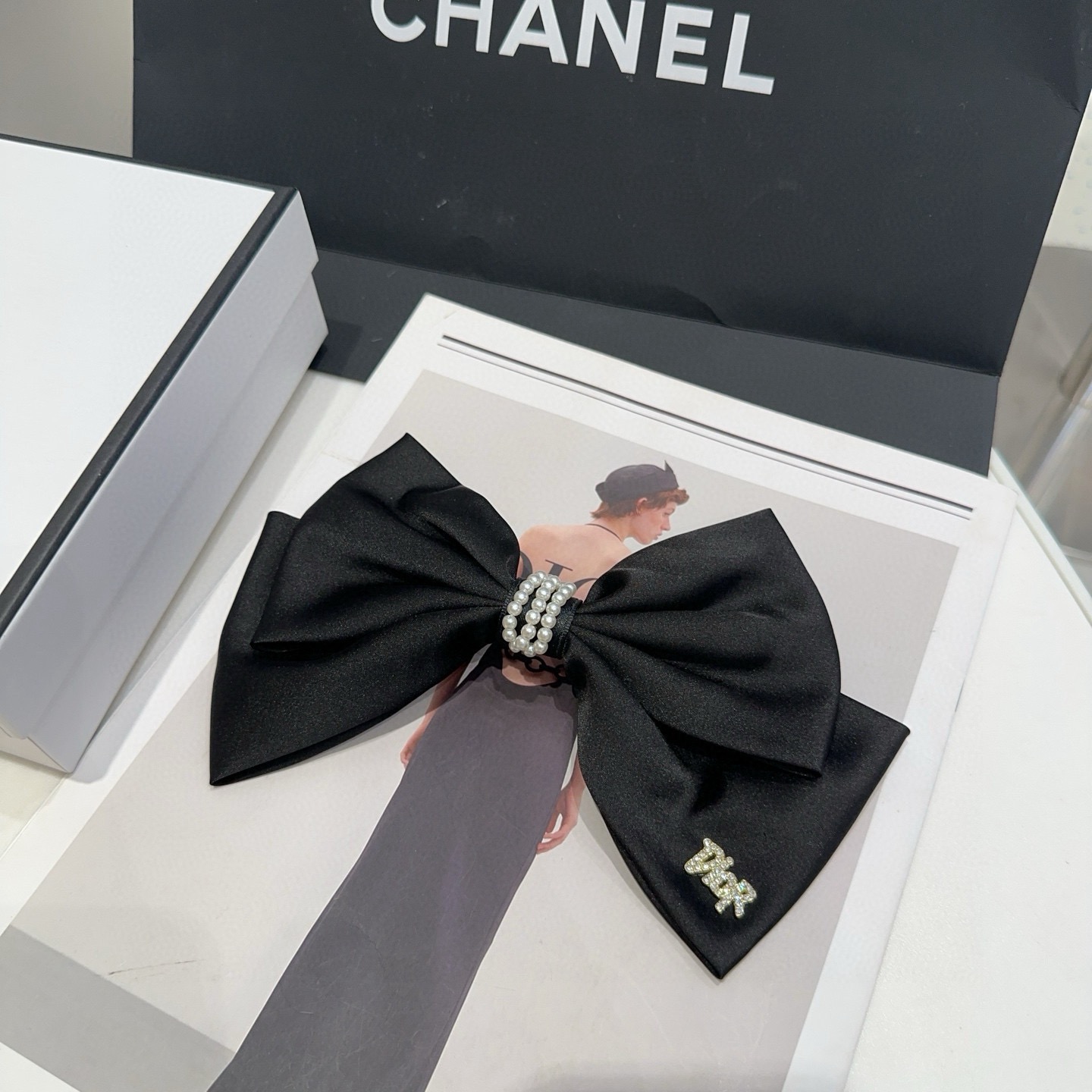 NO:881517,P Comes with packaging box Dior's new CD spring clip, simple, practical and fashionable.  Very nice!  A must-have for little fairies...hairpins, hair clips, dior, dior, hairpins19860909P 配包装盒 Dior（迪奥）新款CD弹簧夹,简单实用 时尚潮流．非常好看！小仙女必备…发夹,发夹,dior,dior,hairpins,accessory