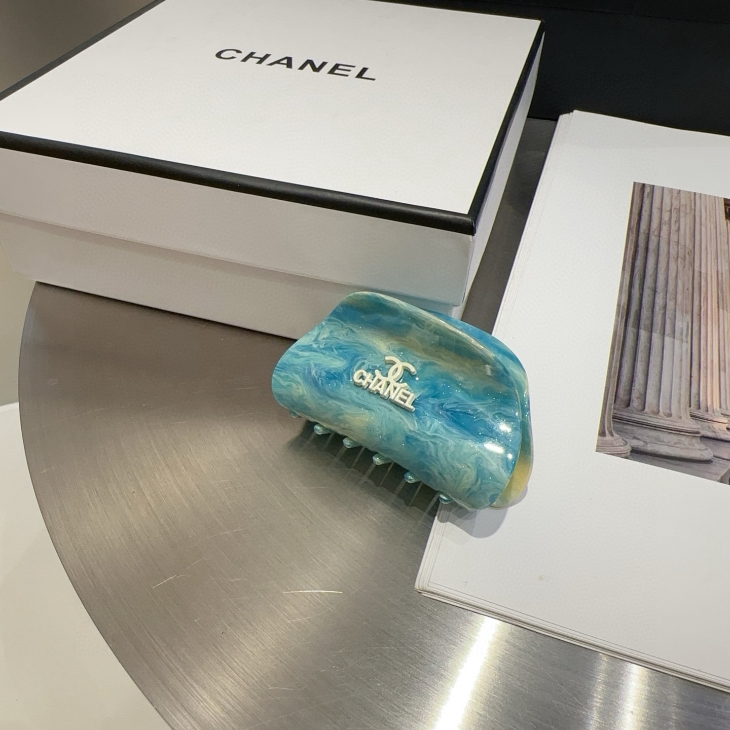 NO:881519,P Comes with a packaging box. Chanel’s latest small fragrance gripper, super pretty!  Full of celebrity style, a must-have for little fairies...hairpins, hairpins, chanel, chanel, hairpins19860909P 配包装盒 Chanel (香奈儿)最新款小香抓夹,超级好看！名媛范儿十足,小仙女必备…发夹,发夹,chanel,chanel,hairpins,accessory