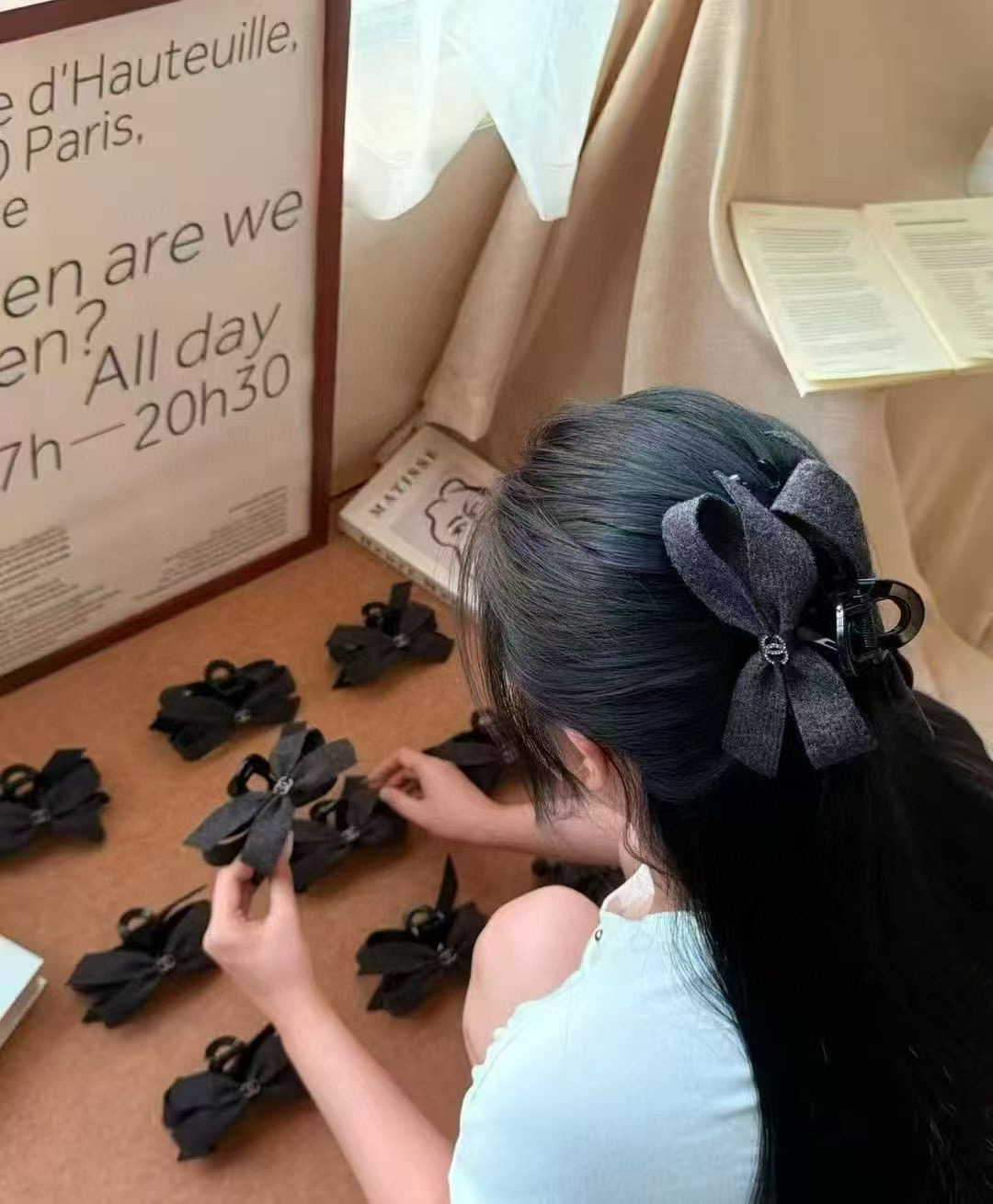NO:881521,P Comes with a packaging box. Chanel’s latest small fragrance grabber, super pretty!  Full of celebrity style, a must-have for little fairies...hairpins, hairpins, chanel, chanel, hairpins19860909P 配包装盒 Chanel (香奈儿)最新款小香爆款抓夹,超级好看！名媛范儿十足,小仙女必备…发夹,发夹,chanel,chanel,hairpins,accessory