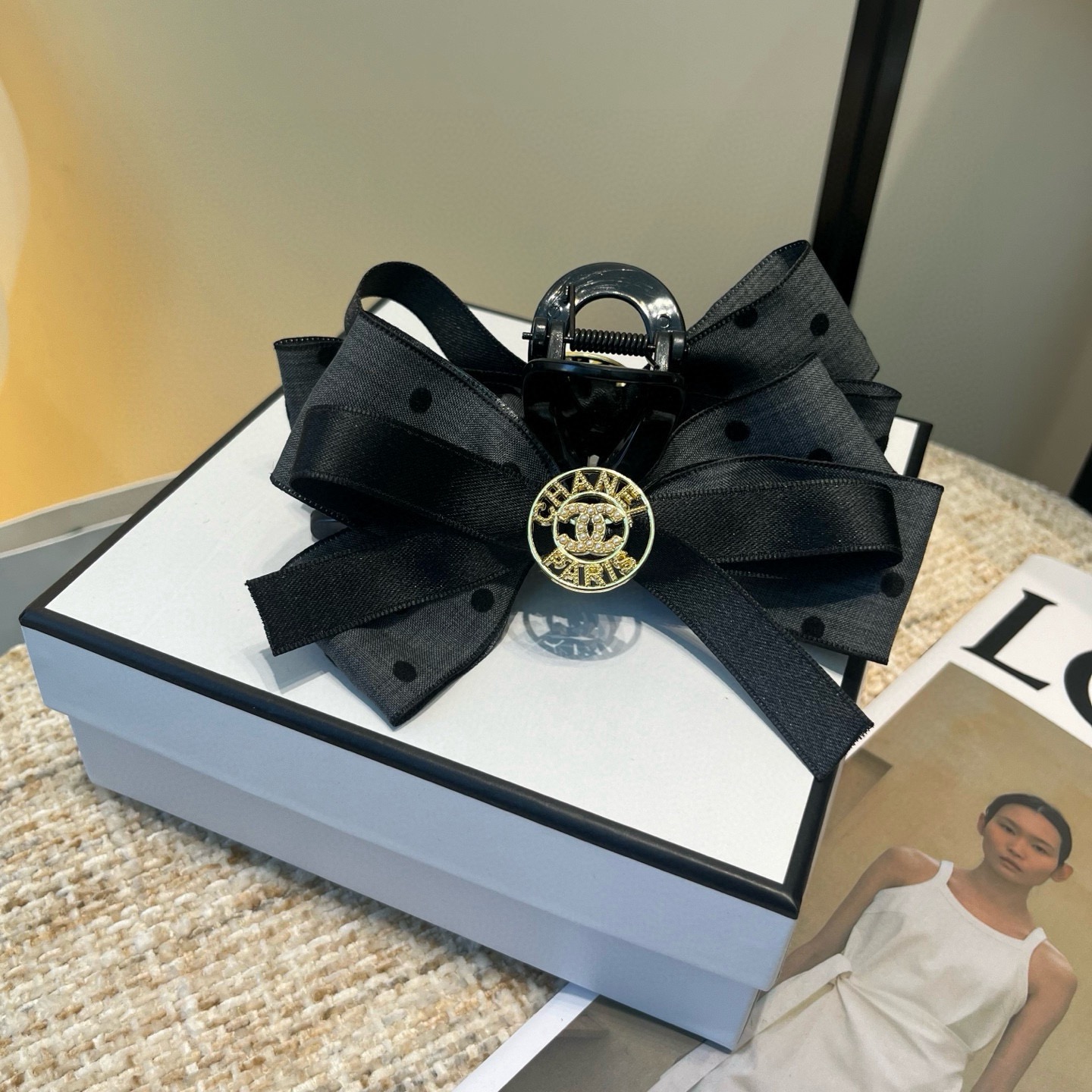 NO:881501,P Comes with a packaging box. Chanel’s latest small shampoo dot gripper, super pretty!  Full of celebrity style, a must-have for little fairies...hairpins, hairpins, chanel, chanel, hairpins19860909P 配包装盒 Chanel (香奈儿)最新款小香波点抓夹,超级好看！名媛范儿十足,小仙女必备…发夹,发夹,chanel,chanel,hairpins,accessory
