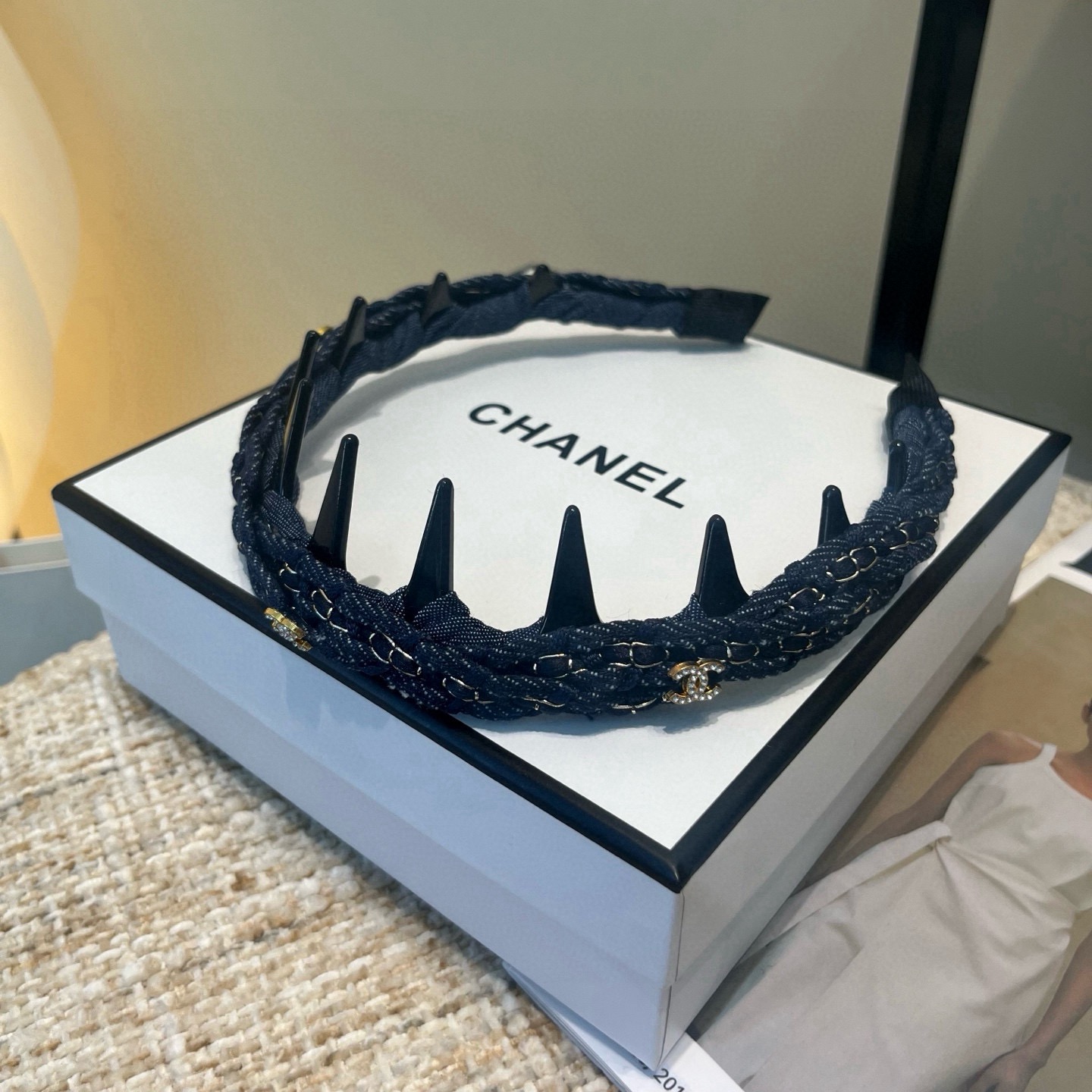NO:853661,P Comes with a packaging box. Chanel’s latest mini-fragrant headband, super pretty!  Full of celebrity style, a must-have for little fairies...hairpins, hairpins, chanel, chanel, hairpins19860909P 配包装盒 Chanel (香奈儿)最新款小香爆款发箍,超级好看！名媛范儿十足,小仙女必备…发夹,发夹,chanel,chanel,hairpins,accessory