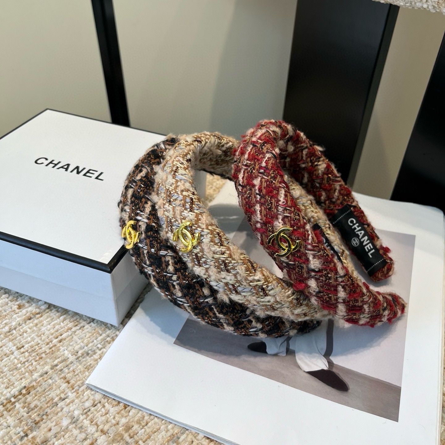 NO:853674,P Comes with a packaging box. Chanel’s latest small scented headband, super pretty!  Full of celebrity style, a must-have for little fairies...hairpins, hairpins, chanel, chanel, hairpins19860909P 配包装盒 Chanel (香奈儿)最新款小香发箍,超级好看！名媛范儿十足,小仙女必备…发夹,发夹,chanel,chanel,hairpins,accessory