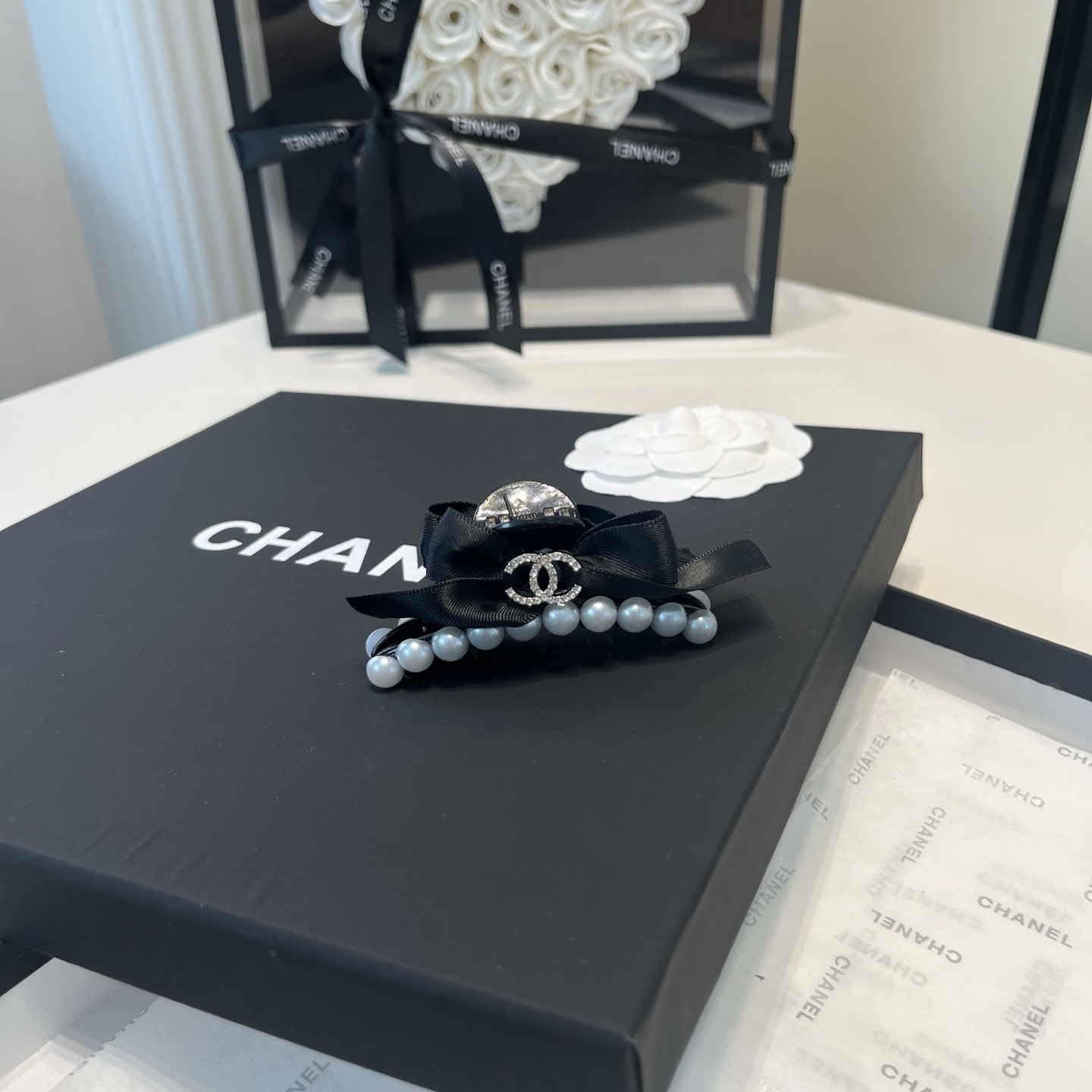 NO:881507,P Comes with a packaging box. Chanel’s latest small fragrance gripper, super pretty!  Full of celebrity style, a must-have for little fairies...hairpins, hairpins, chanel, chanel, hairpins19860909P 配包装盒 Chanel (香奈儿)最新款小香抓夹,超级好看！名媛范儿十足,小仙女必备…发夹,发夹,chanel,chanel,hairpins,accessory