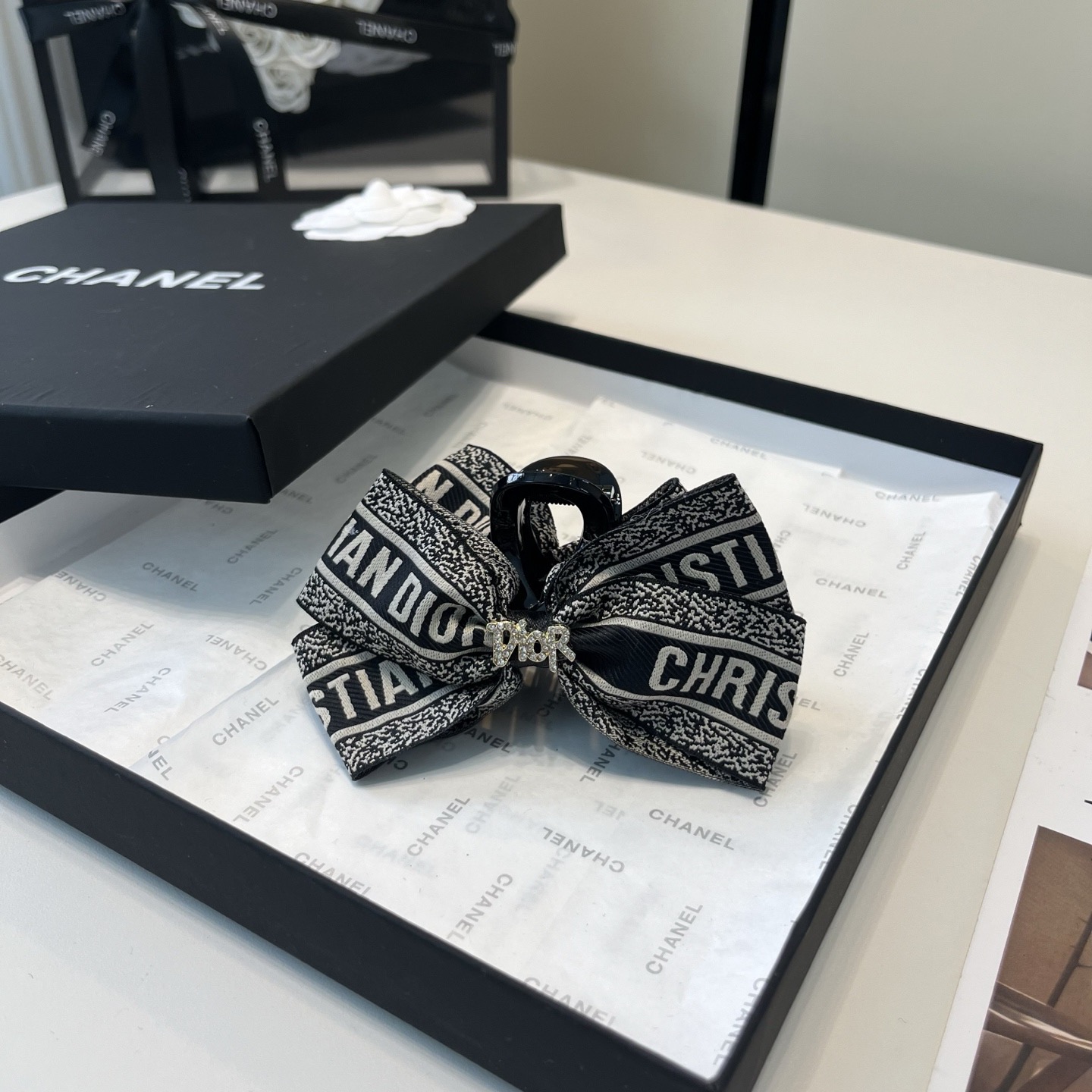 NO:881510,P Comes with packaging box Dior's new CD grabber, simple, practical and fashionable!  Super pretty!  A must-have for little fairies...hairpins, hair clips, dior, dior, hairpins19860909P 配包装盒 Dior（迪奥）新款CD抓夹,简单实用 时尚潮流！超级好看！小仙女必备…发夹,发夹,dior,dior,hairpins,accessory