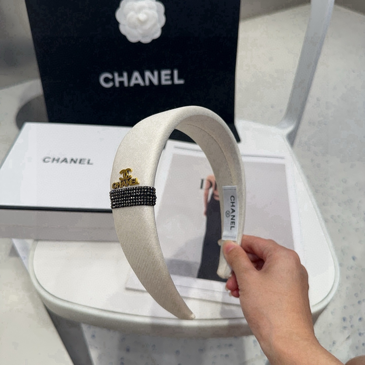 NO:853686,P Comes with a packaging box. Chanel’s latest small scented headband, super pretty!  Full of celebrity style, a must-have for little fairies...hairpins, hairpins, chanel, chanel, hairpins19860909P 配包装盒 Chanel (香奈儿)最新款小香发箍,超级好看！名媛范儿十足,小仙女必备…发夹,发夹,chanel,chanel,hairpins,accessory
