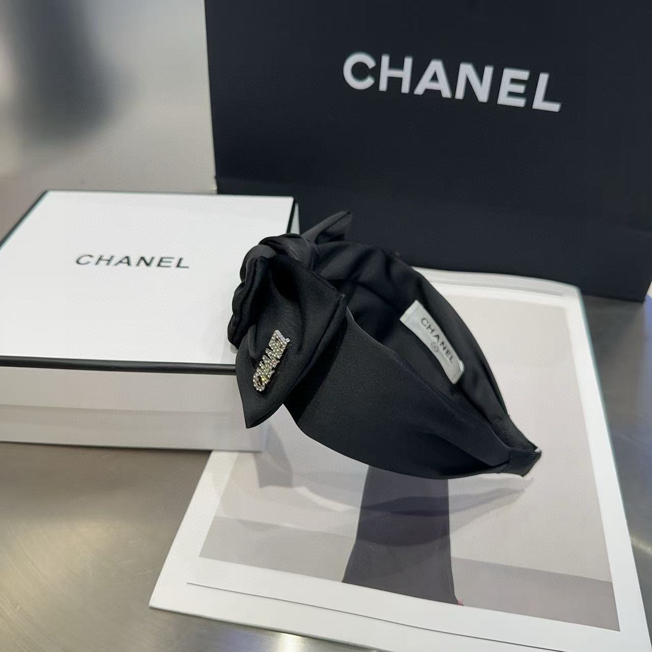 NO:853699,P Comes with a packaging box. Chanel's latest small scented headband, simple and practical, fashionable and trendy!  A must-have for little fairies...hairpins, hair clips, chanel, chanel, hairpins19860909P 配包装盒 Chanel (香奈儿)最新小香发箍,简单实用,时尚潮流！小仙女必备…发夹,发夹,chanel,chanel,hairpins,accessory