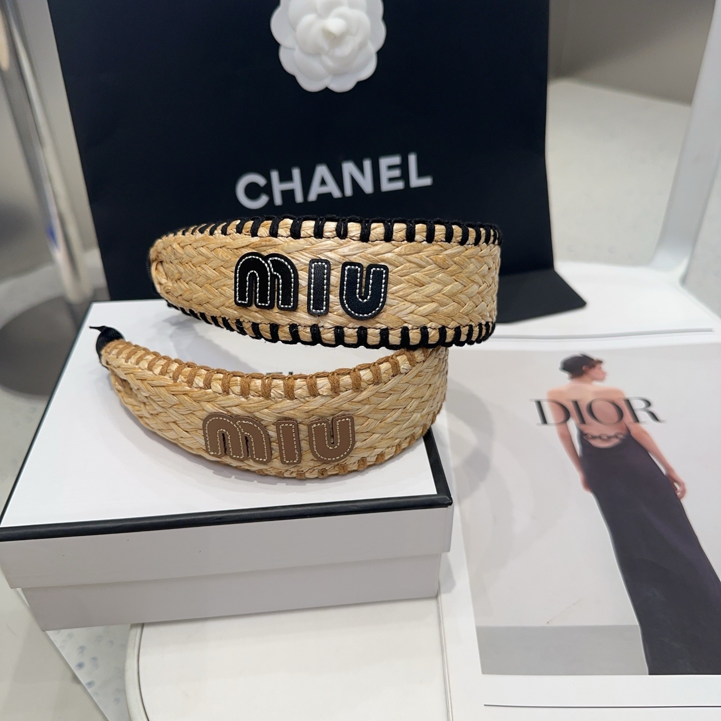 NO:853781,P Comes with a packaging box. Miumiu’s new philadelphia headband is simple, elegant, practical and versatile, and it’s worth buying!  hairpins,hairpins,miumiu,hairpins19860909P 配包装盒 miumiu新款菲拉草发箍,简单优雅,实用百搭,值得入手！发夹,发夹,miumiu,hairpins,accessory