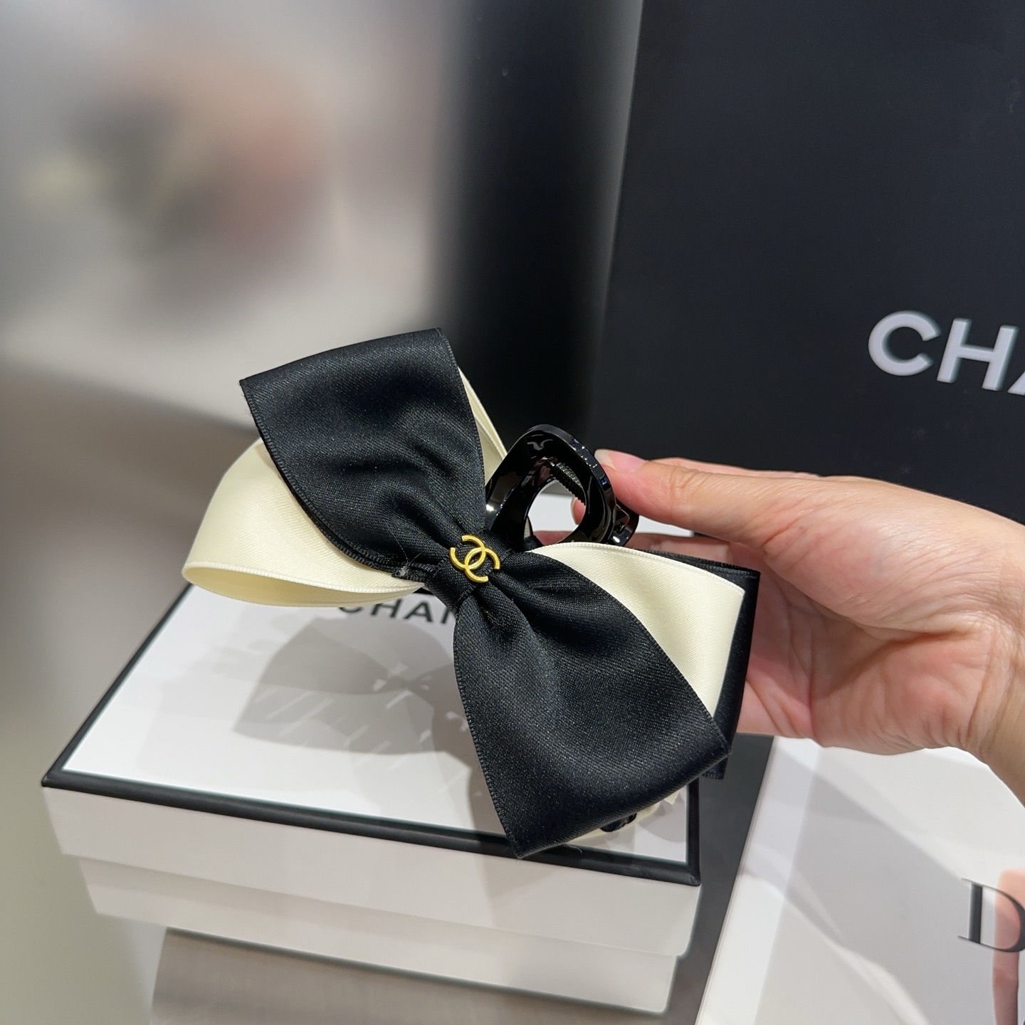 NO:881524,P Comes with a packaging box. Chanel’s latest small fragrance gripper, super pretty!  Full of celebrity style, a must-have for little fairies...hairpins, hairpins, chanel, chanel, hairpins19860909P 配包装盒 Chanel (香奈儿)最新款小香抓夹,超级好看！名媛范儿十足,小仙女必备…发夹,发夹,chanel,chanel,hairpins,accessory