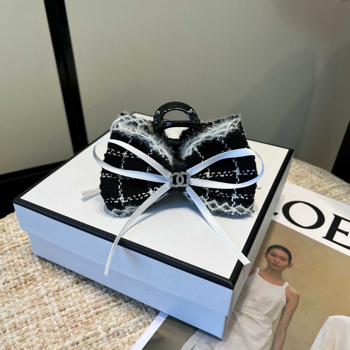 NO:853928,P comes with a packaging box. Chanel's latest popular small fragrance clip, full of celebrity style, a must-have for little fairies...hairpins, hairpins, chanel, chanel, hairpins19860909P 配包装盒 Chanel (香奈儿)最新款小香爆款抓夹,名媛范儿十足,小仙女必备…发夹,发夹,chanel,chanel,hairpins,accessory
