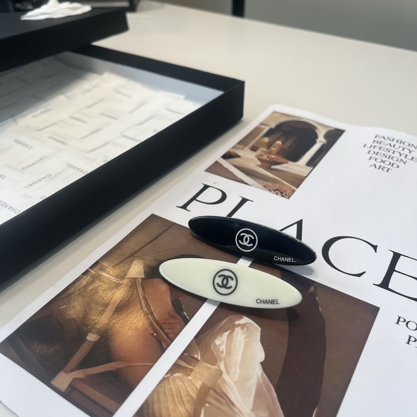 NO:853948,P comes with a packaging box (one pair in black and white) Chanel's latest popular style bangs clip, simple and elegant, a must-have for little fairies...hairpins, hairpins, chanel, chanel, hairpins19860909P 配包装盒（一对黑白配） Chanel (香奈儿)最新小香爆款刘海夹,简单大方,小仙女必备…发夹,发夹,chanel,chanel,hairpins,accessory