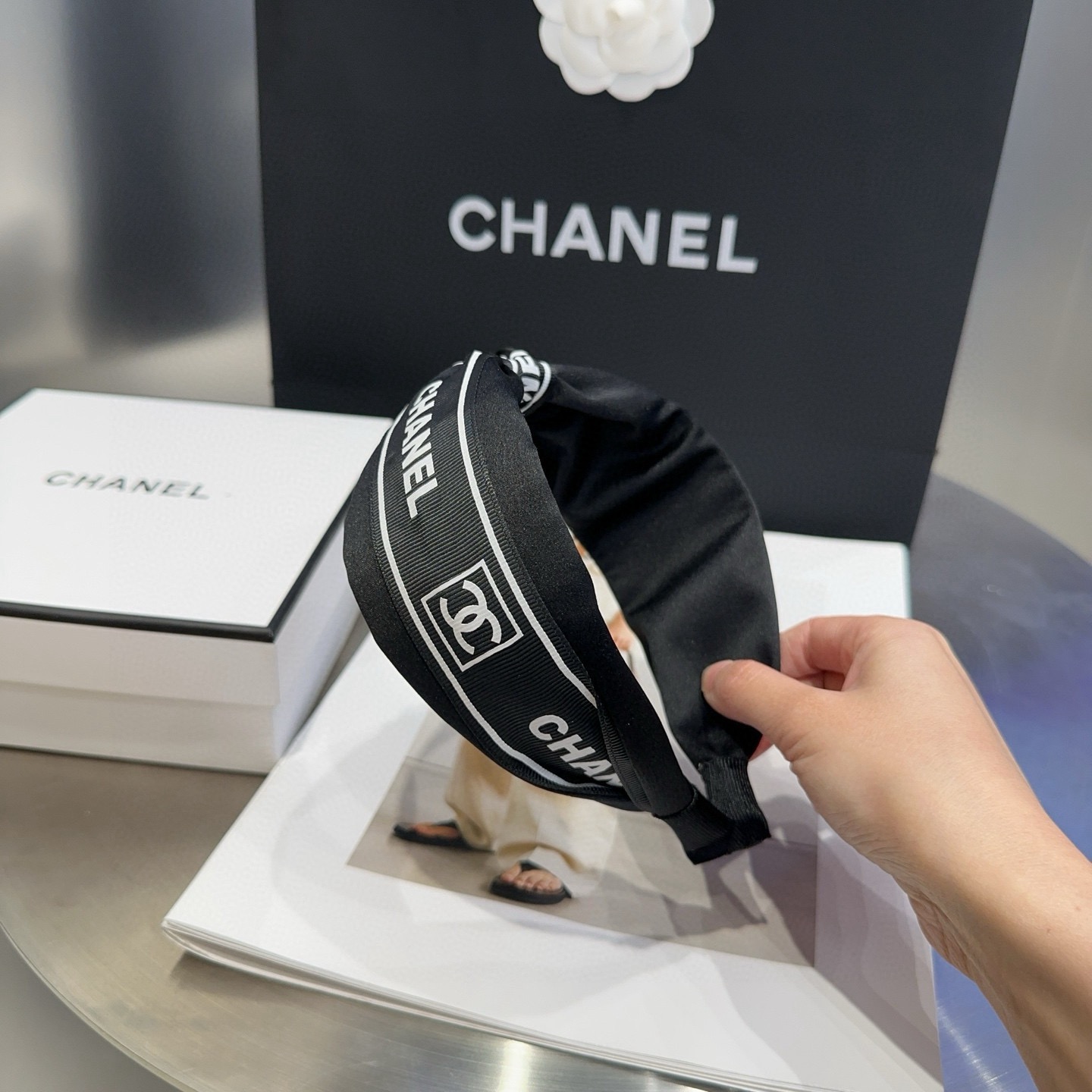 NO:853759,P Comes with a packaging box. Chanel’s latest small scented headband, super pretty!  Full of celebrity style, a must-have for little fairies...hairpins, hairpins, chanel, chanel, hairpins19860909P 配包装盒 Chanel (香奈儿)最新款小香发箍,超级好看！名媛范儿十足,小仙女必备…发夹,发夹,chanel,chanel,hairpins,accessory