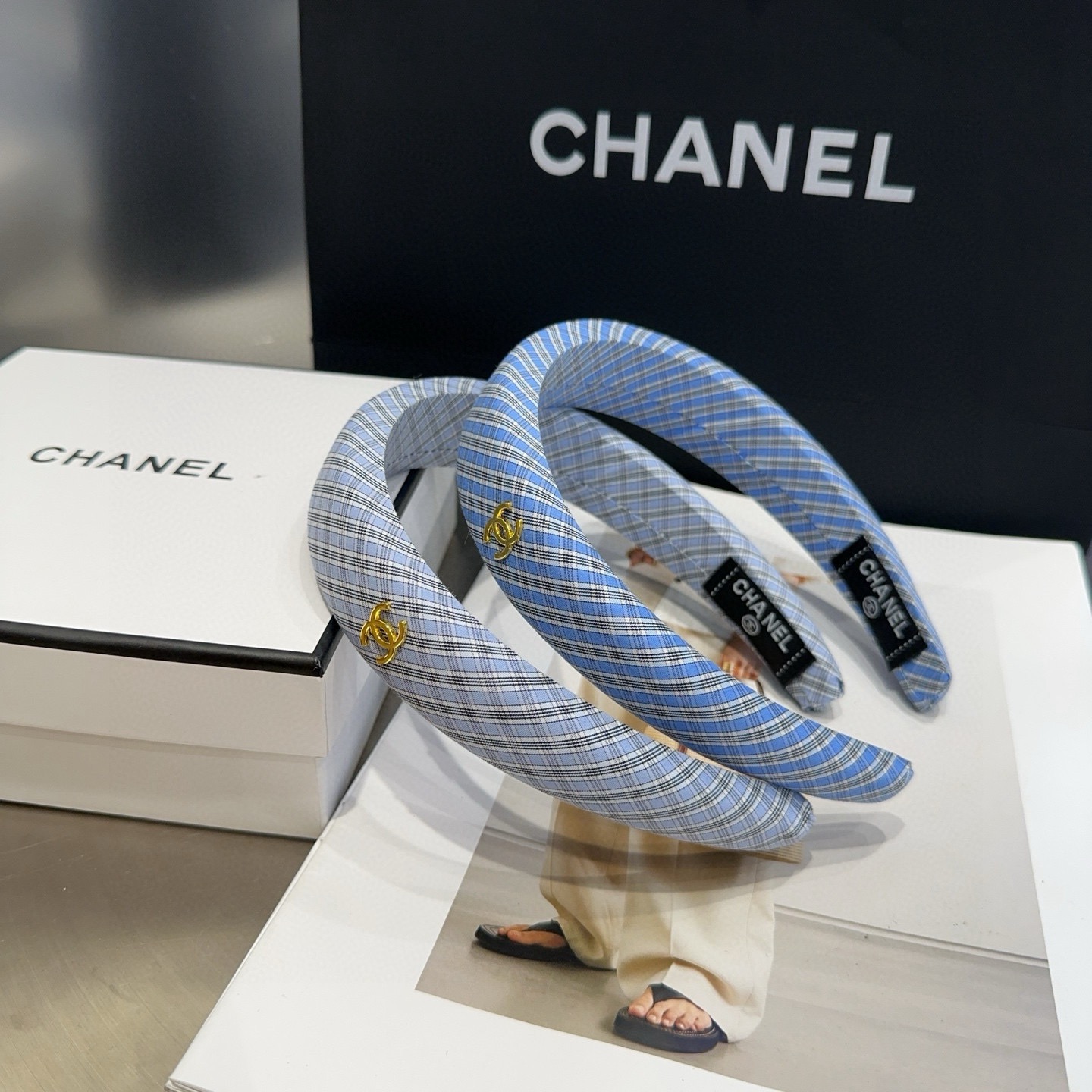 NO:853835,P Comes with a packaging box. Chanel’s latest small plaid headband, super pretty!  Full of celebrity style, a must-have for little fairies...hairpins, hairpins, chanel, chanel, hairpins19860909P 配包装盒 Chanel (香奈儿)最新款小香格子发箍,超级好看！名媛范儿十足,小仙女必备…发夹,发夹,chanel,chanel,hairpins,accessory