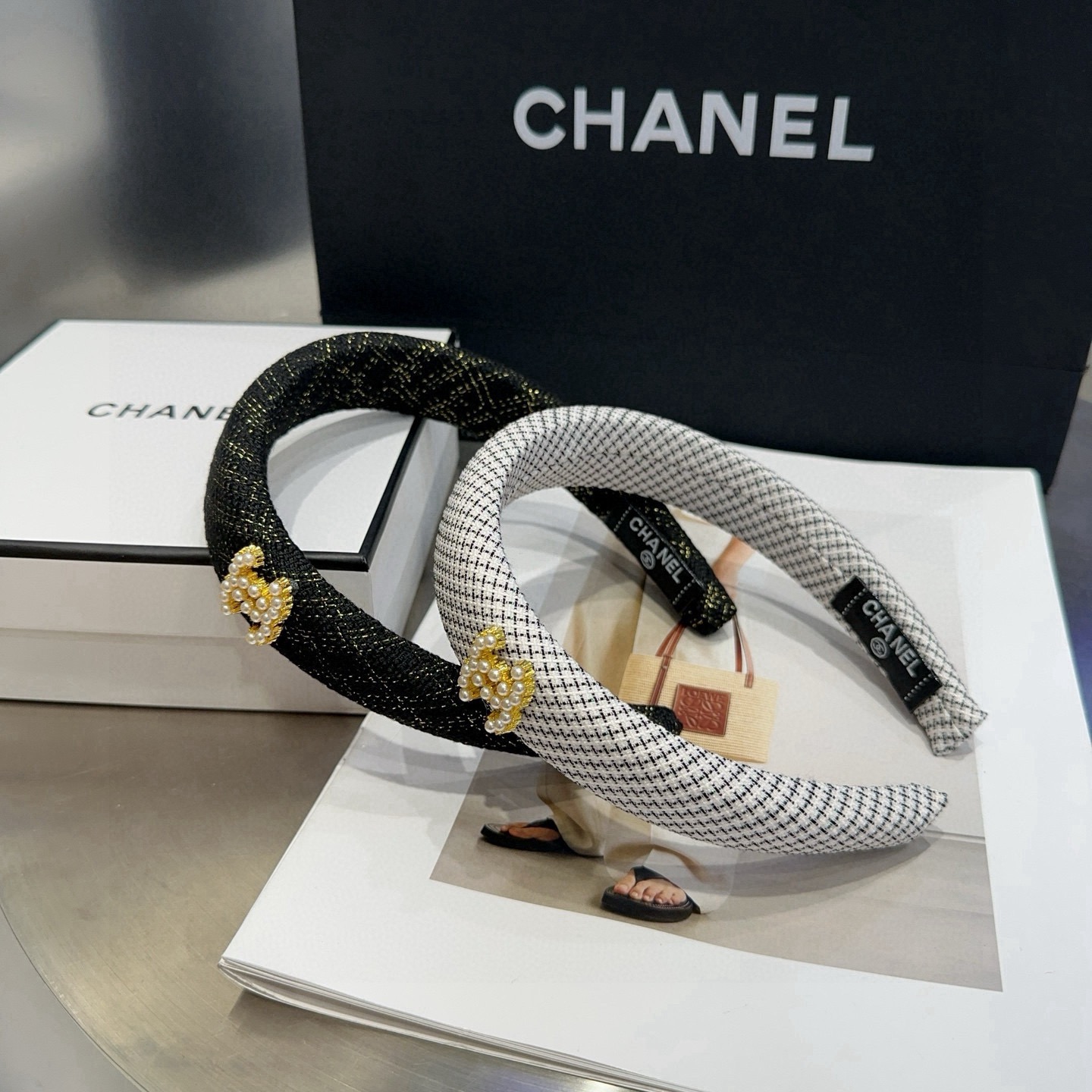 NO:853848,P Comes with a packaging box. Chanel’s latest small fragrant pearl headband, super pretty!  Full of celebrity style, a must-have for little fairies...hairpins, hairpins, chanel, chanel, hairpins19860909P 配包装盒 Chanel (香奈儿)最新款小香珍珠发箍,超级好看！名媛范儿十足,小仙女必备…发夹,发夹,chanel,chanel,hairpins,accessory