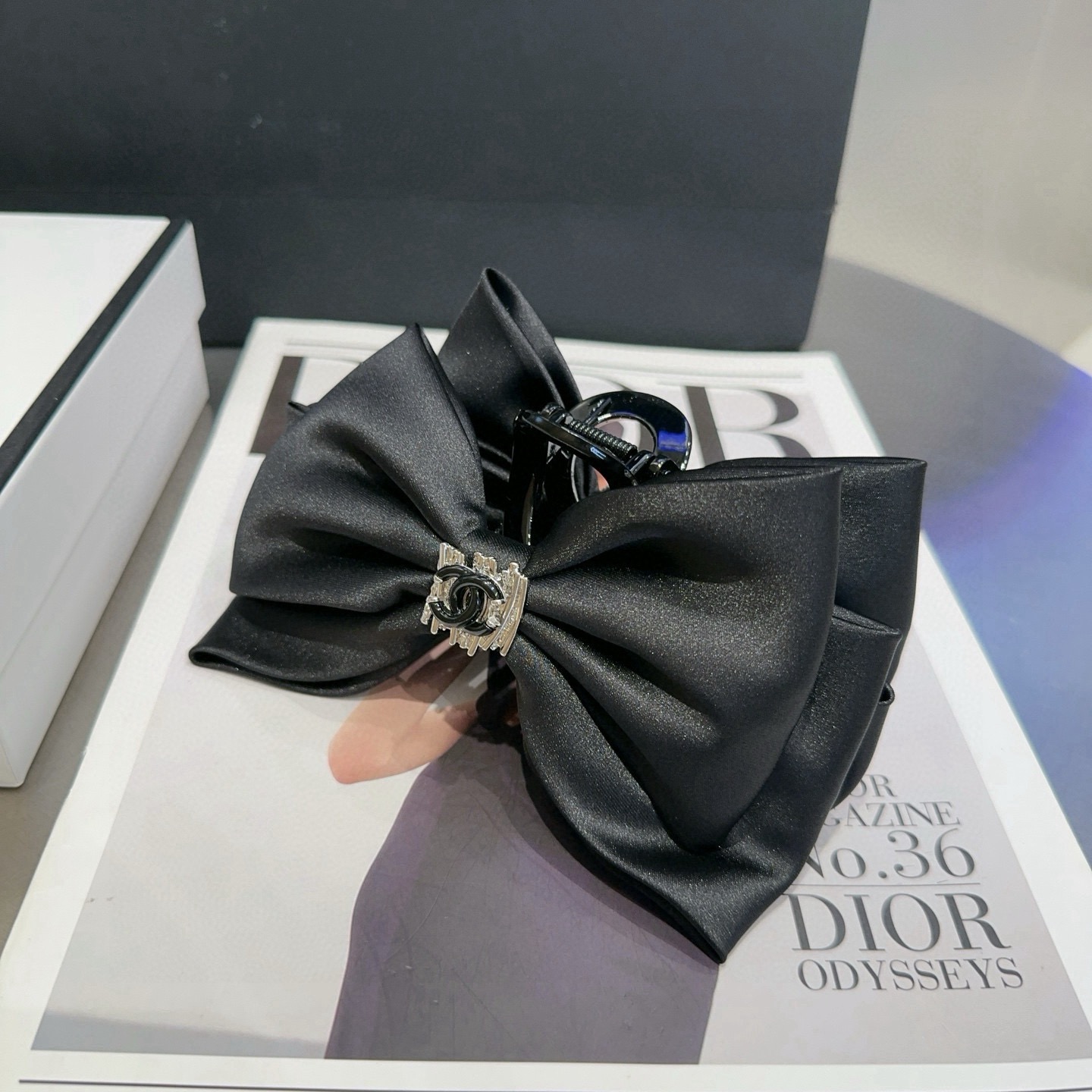 NO:854123,P Comes with a packaging box. Chanel's latest small fragrance, large gripping clip, super beautiful!  Full of celebrity style, a must-have for little fairies...hairpins, hairpins, chanel, chanel, hairpins19860909P 配包装盒 Chanel (香奈儿)最新款小香大抓夹,超级好看！名媛范儿十足,小仙女必备…发夹,发夹,chanel,chanel,hairpins,accessory